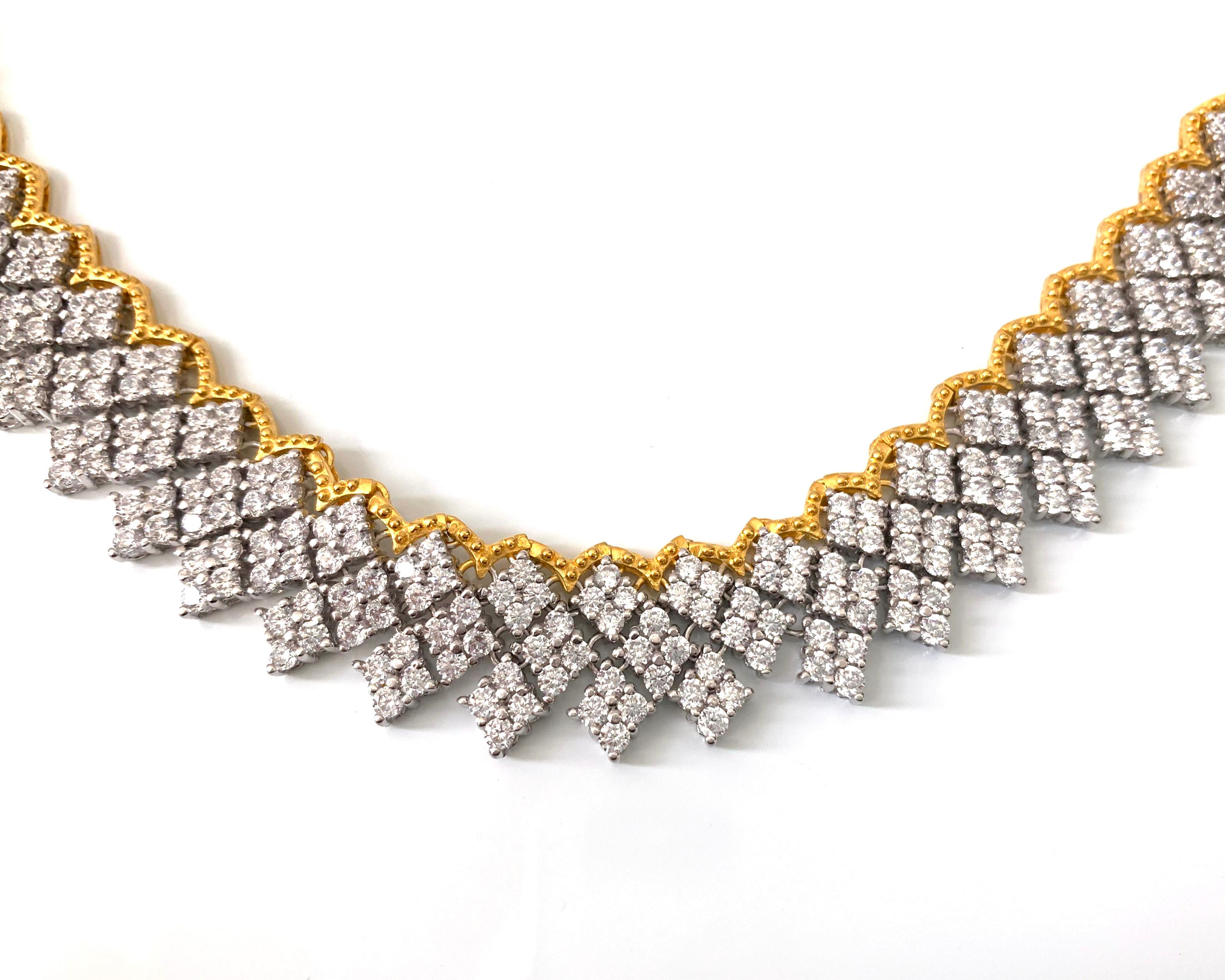 Contemporain Bijoux Collier souple en zirconia cubique en forme de diamant en forme de nœud en vente