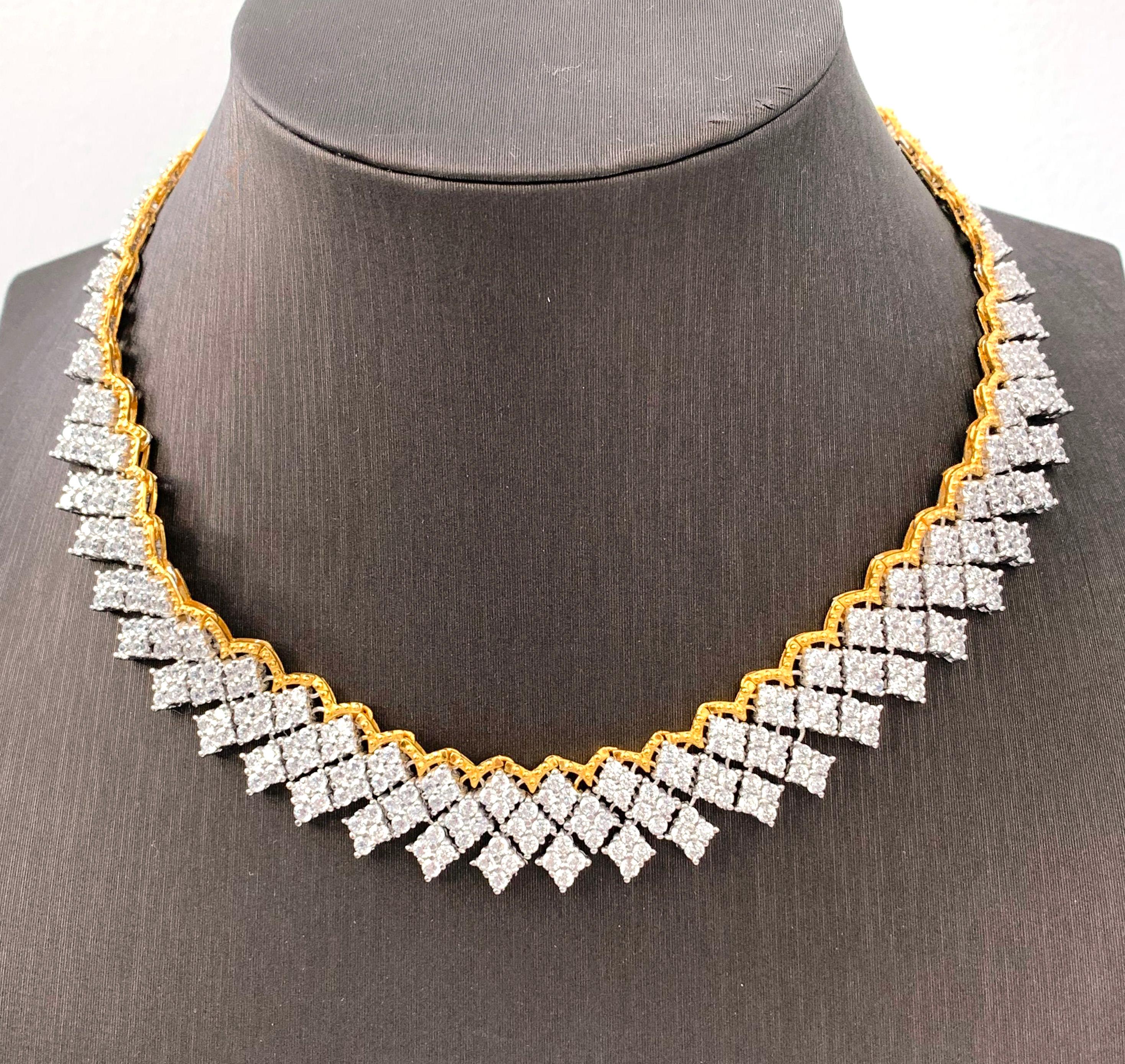 Bijoux Collier souple en zirconia cubique en forme de diamant en forme de nœud Neuf - En vente à Los Angeles, CA