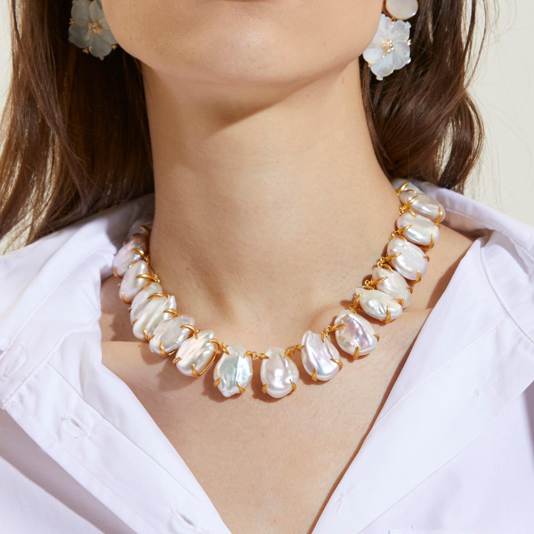 Moderne Bijoux Num Étonnant Blanc et Blanc  Collier de perles baroques lustrées en vermeil en vente