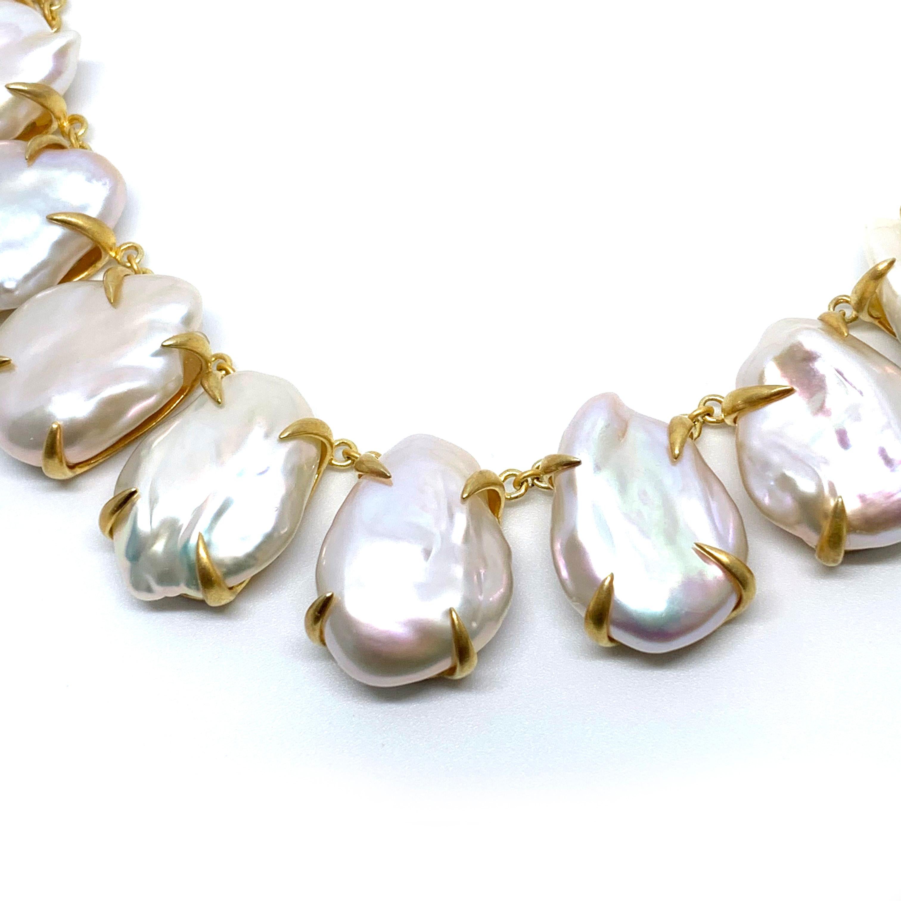 Non taillé Bijoux Num Étonnant Blanc et Blanc  Collier de perles baroques lustrées en vermeil en vente