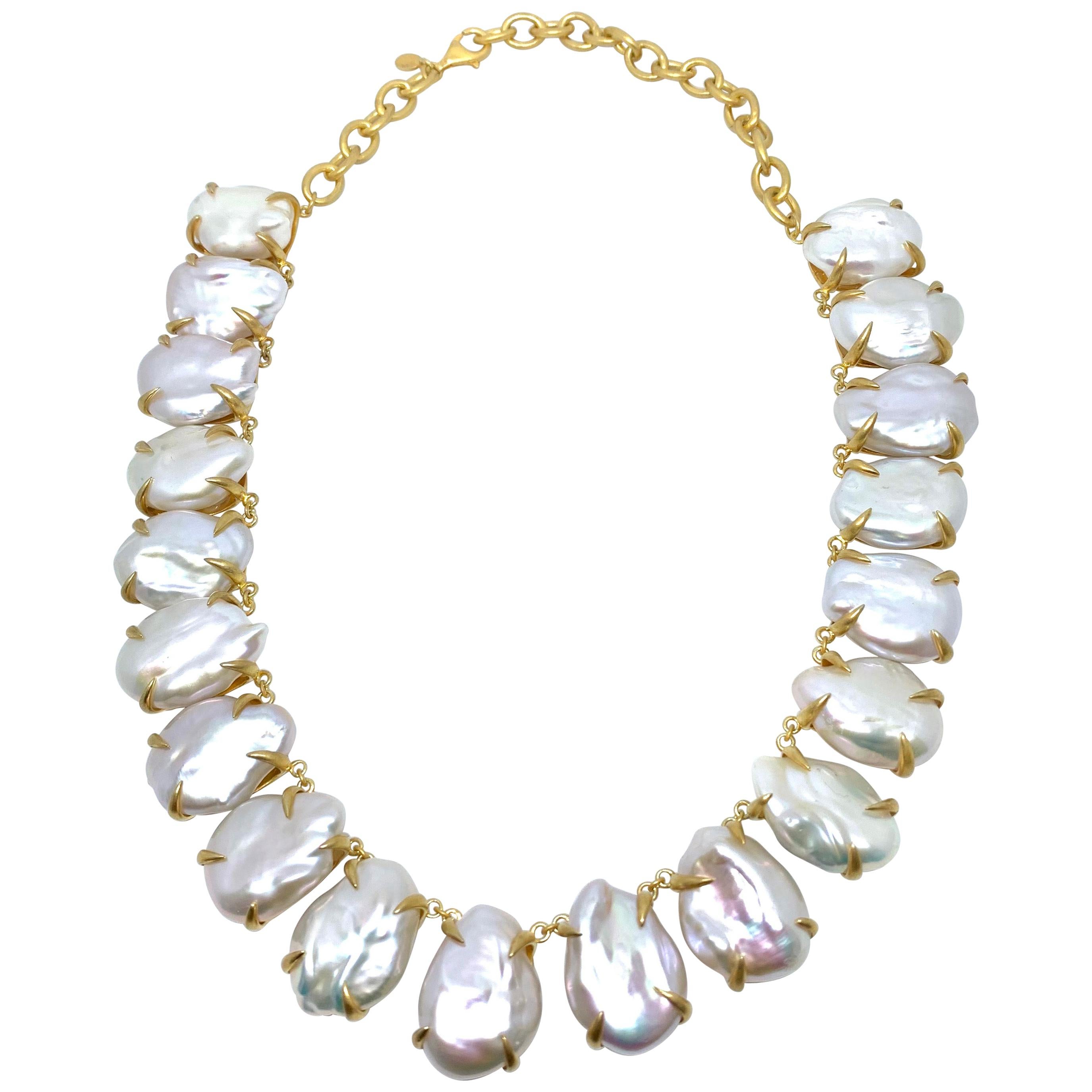 Bijoux Num Étonnant Blanc et Blanc  Collier de perles baroques lustrées en vermeil en vente