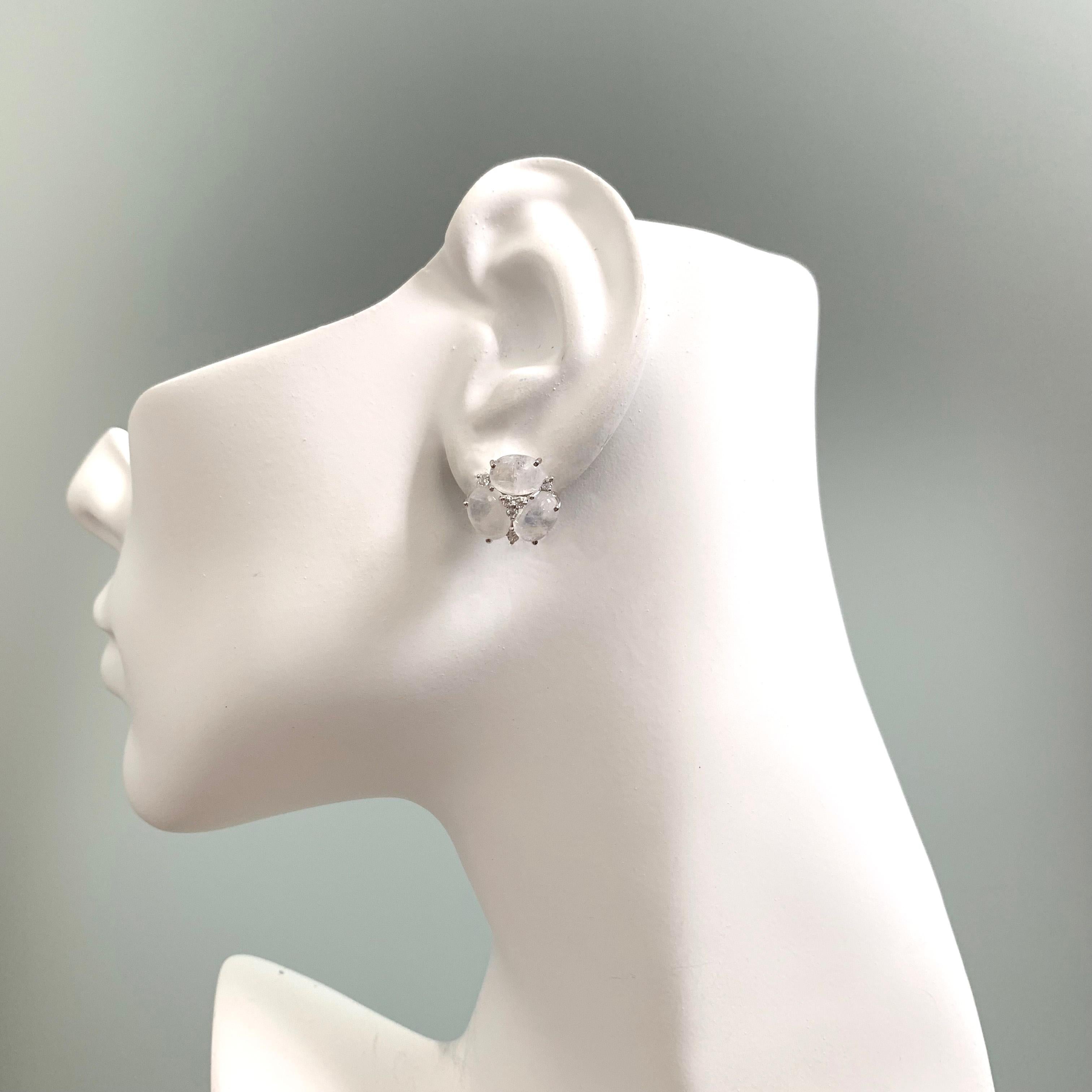 Bijoux Num Boucles d'oreilles triple pierre de lune arc-en-ciel ovale Neuf - En vente à Los Angeles, CA