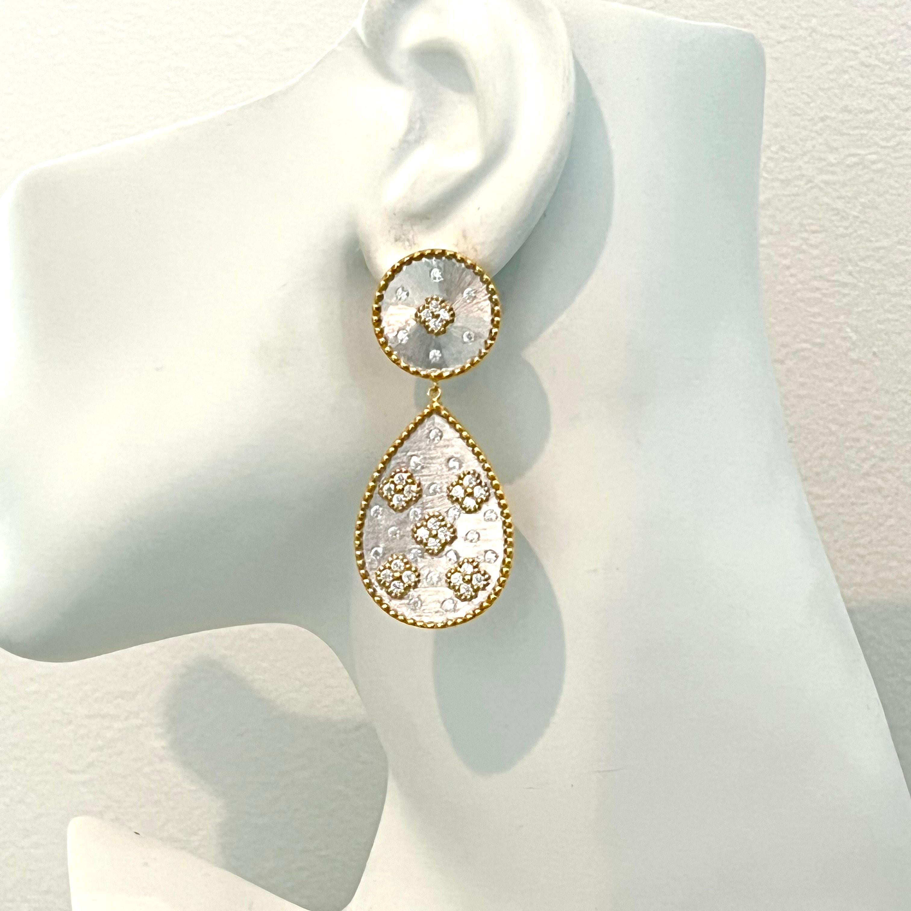 Contemporary Bijoux Num Two-tone Clover Pattern Pear Shape Drop Earrings