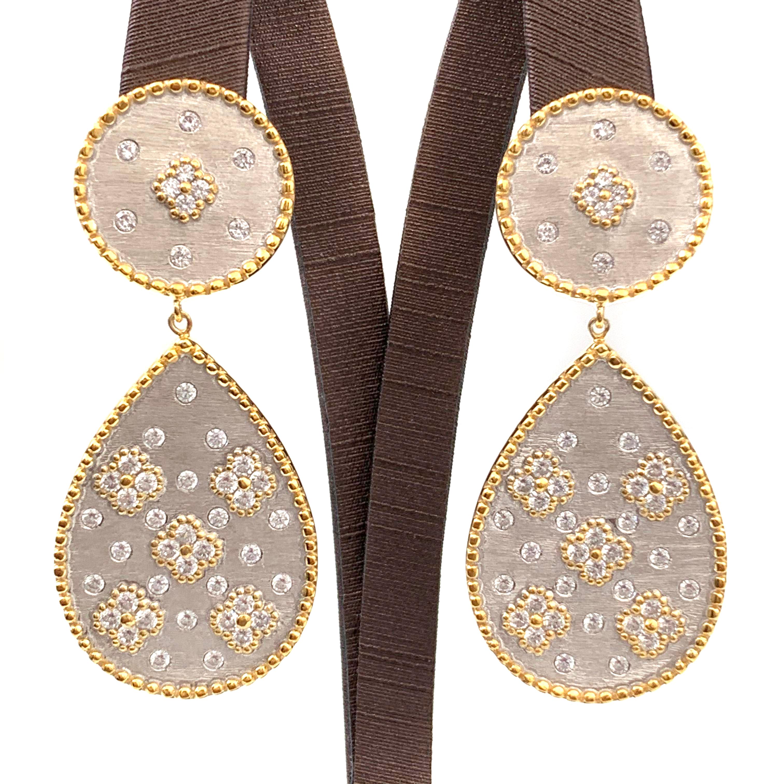 Round Cut Bijoux Num Two-tone Clover Pattern Pear Shape Drop Earrings