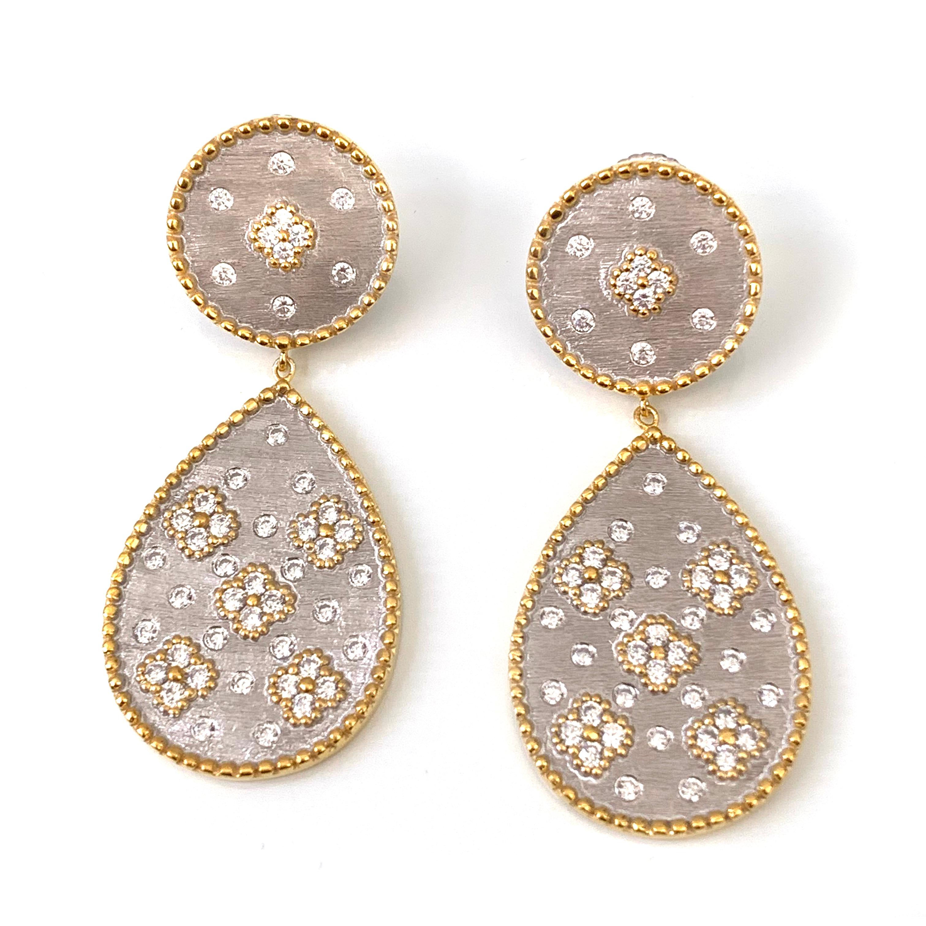 Bijoux Num Two-tone Clover Pattern Pear Shape Drop Earrings In New Condition In Los Angeles, CA