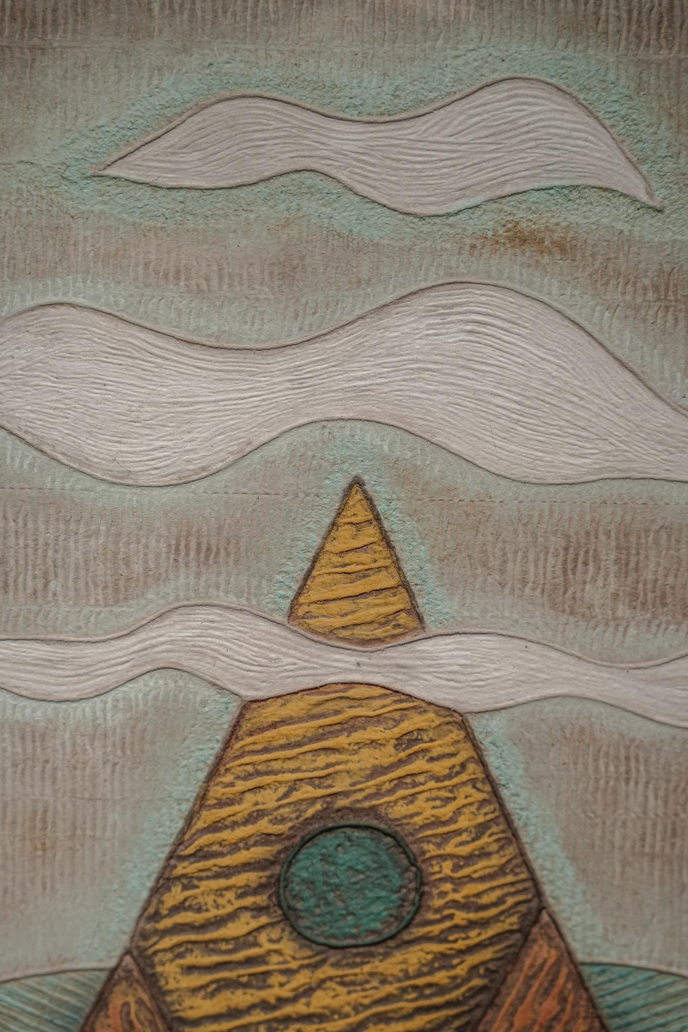 Floating est une estampe mixte créée par Bik Chuen Ha en 1991. La composition présente une forme triangulaire géométrique, semblable à une montagne, sous quelques nuages blancs à la dérive, évoquant un sentiment de légèreté et de sérénité. Le