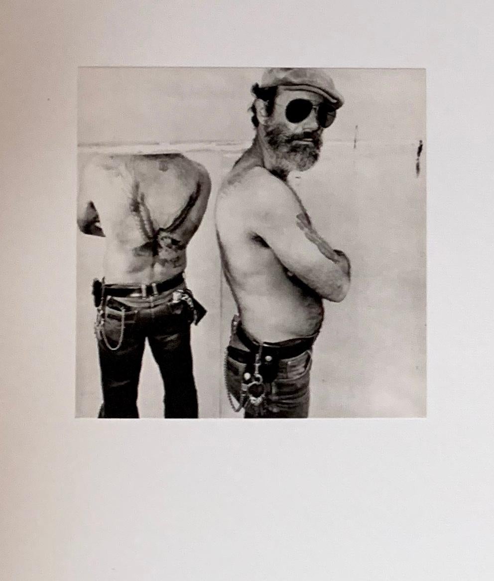Américain Biker in a Mirror - Photographie Gravure en noir et blanc - Impression par Burk Uzzle, 1980 en vente