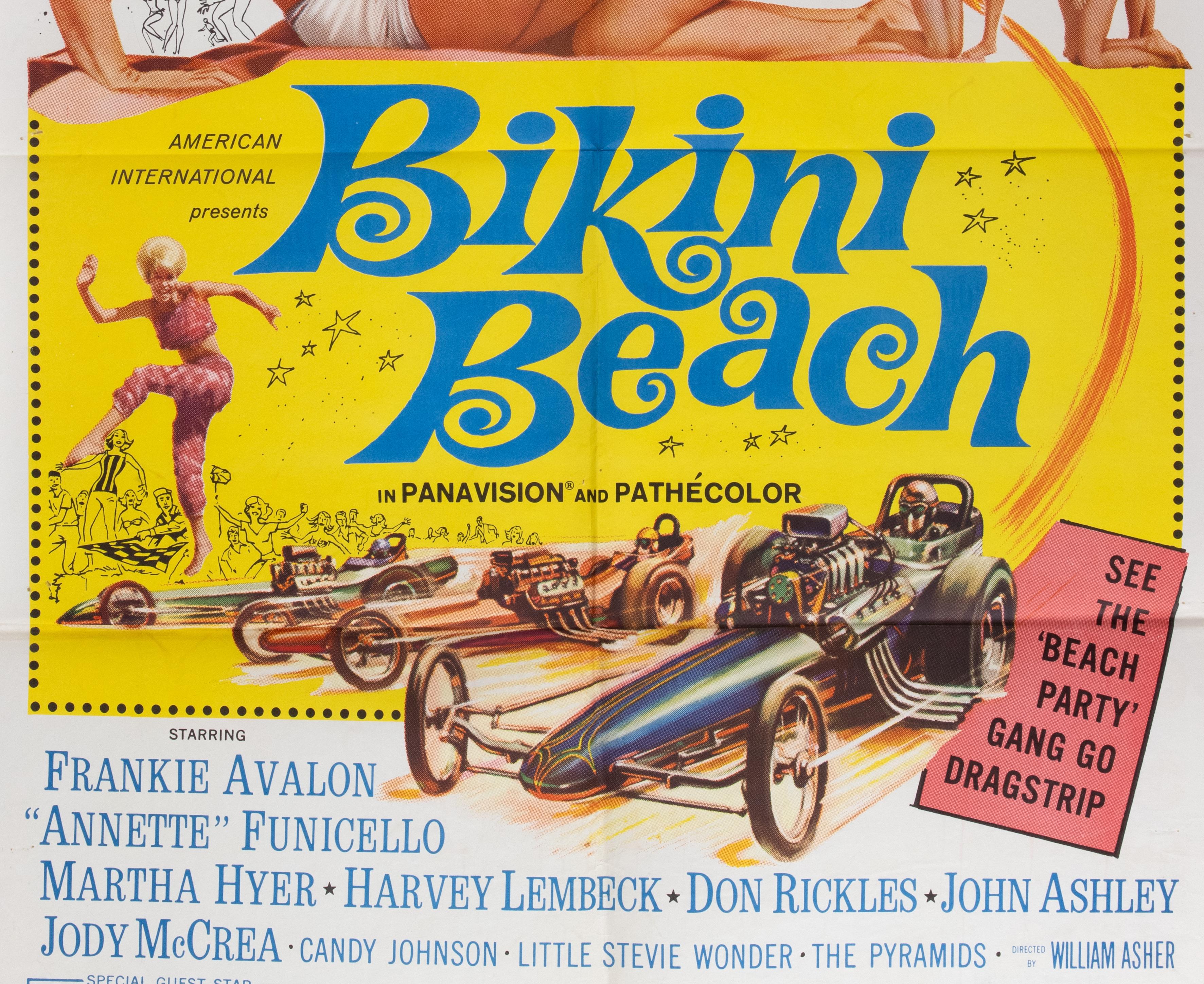 Poster d'epoca

Foglio unico statunitense (27 × 41 pollici), AIP.
Diretto da William Asher, con Frankie Avalon, Annette Funicello, Martha Hyer, Harvey Lembeck. Disegno giallo e rosso brillante con Avalon e Funicello in costume da bagno, auto da