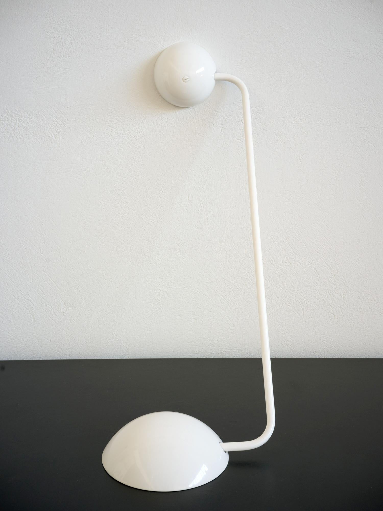 Bikini model ceiling or wall lamp in white lacquered metal, designed by Raul Barbieri and Giorgio Marianelli for Tronconi Milano from the 1980s. Tilting and adjustable lamp, the diffuser is also tilting. 
