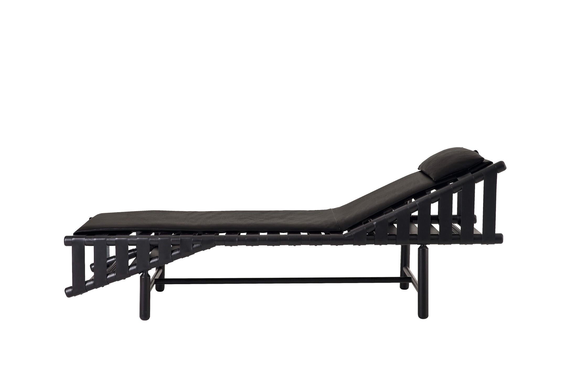 Daybed Bikini, organized lines and tops in composition of convergence/divergence that create a design of strong character; an architectural wooden structure that marries with the material that covers it entirely, like a leather. The plot with