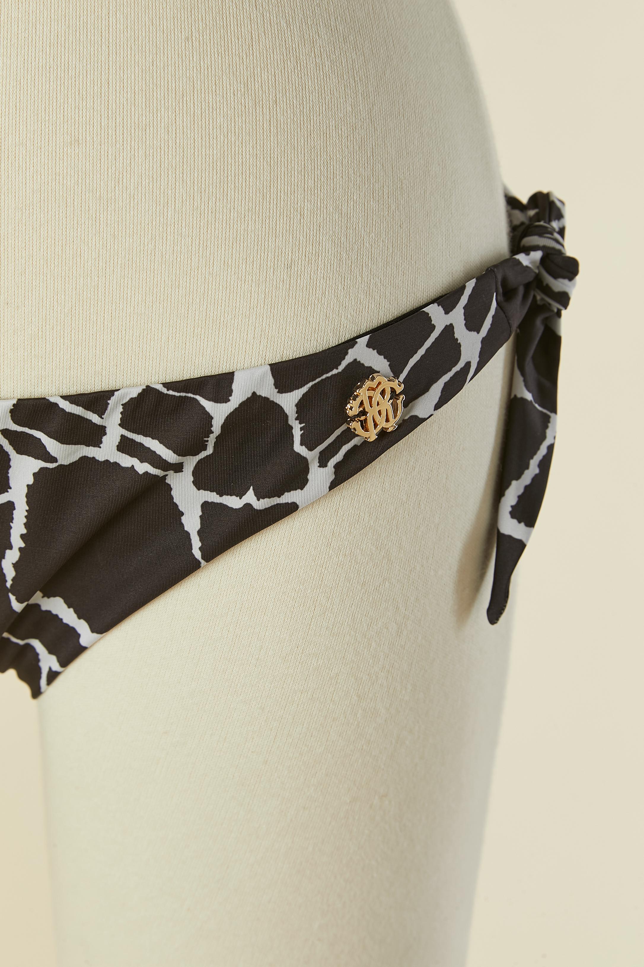Bikini mit schwarz-weißem Tierprint. Zusammensetzung des Stoffes: 86% Polyester 14% Elastan. Gepolsterter BH (abnehmbar) und seitlich mit Knochen. Echtheitshologramm. Abnehmbarer Schultergurt 
GRÖSSE S 