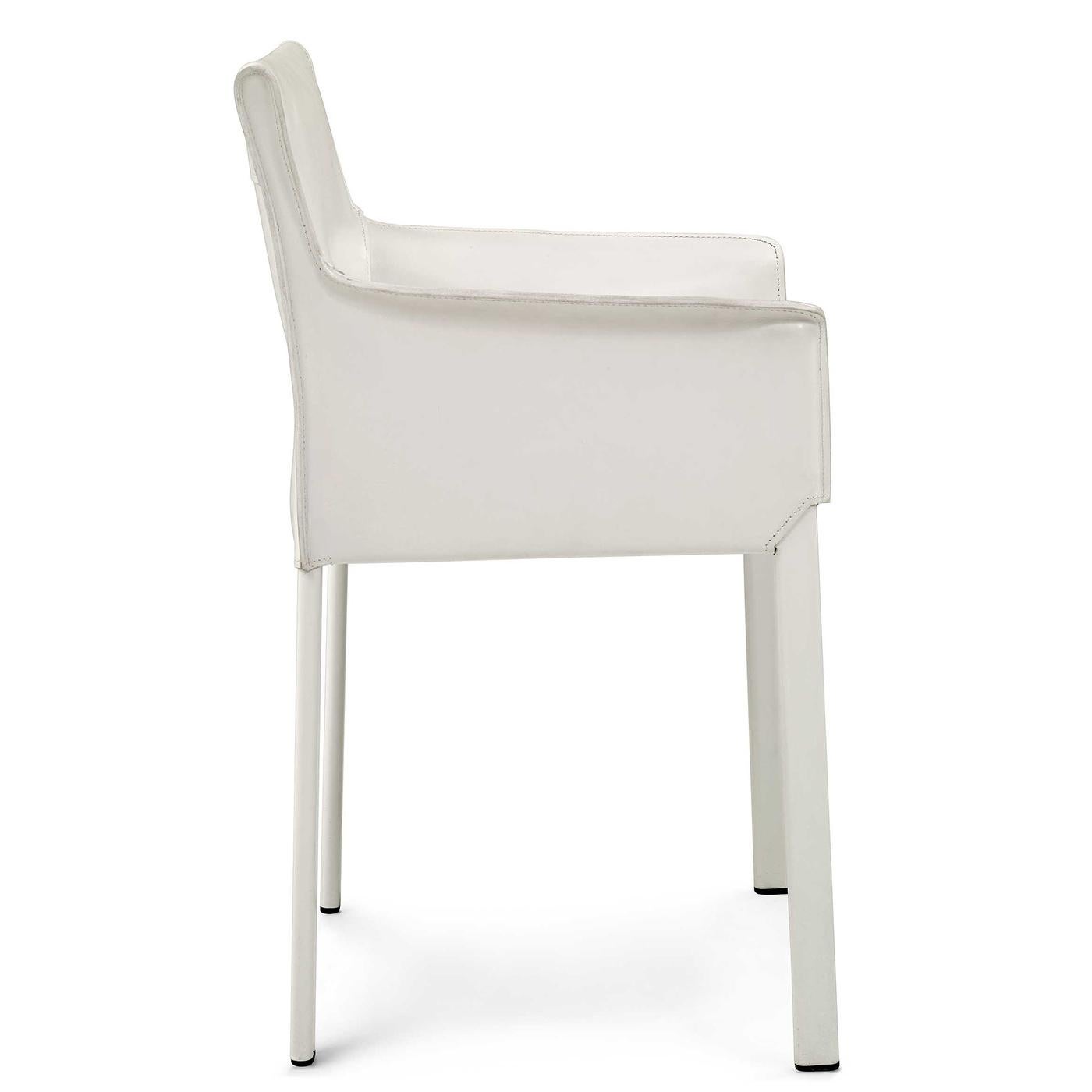 Ce fauteuil minimaliste à structure en acier est doté d'une assise et d'un dossier recouverts de cuir blanc, ainsi que d'une lèchefrite d'assise en métal enveloppée de tissu technique noir. Ses quatre pieds métalliques, plats et fins, sont peints en
