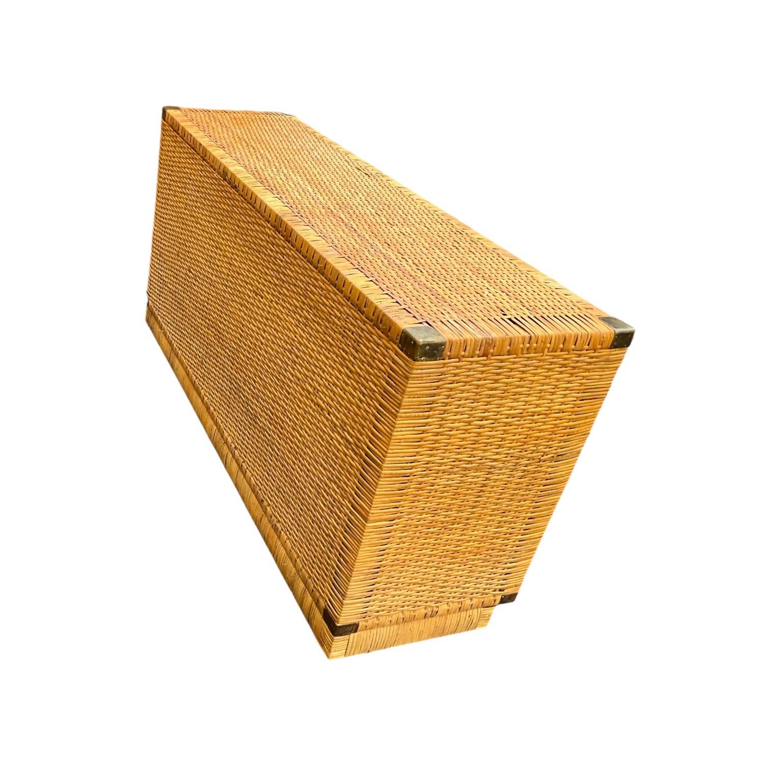 Si tratta di una credenza o cassapanca in vimini in stile Campaigner di Bielecky Bros. Molto probabilmente risale agli anni '60 o '70. È privo di segni e in ottime condizioni. La ferramenta in ottone è originale e presenta segni di usura.

La mia