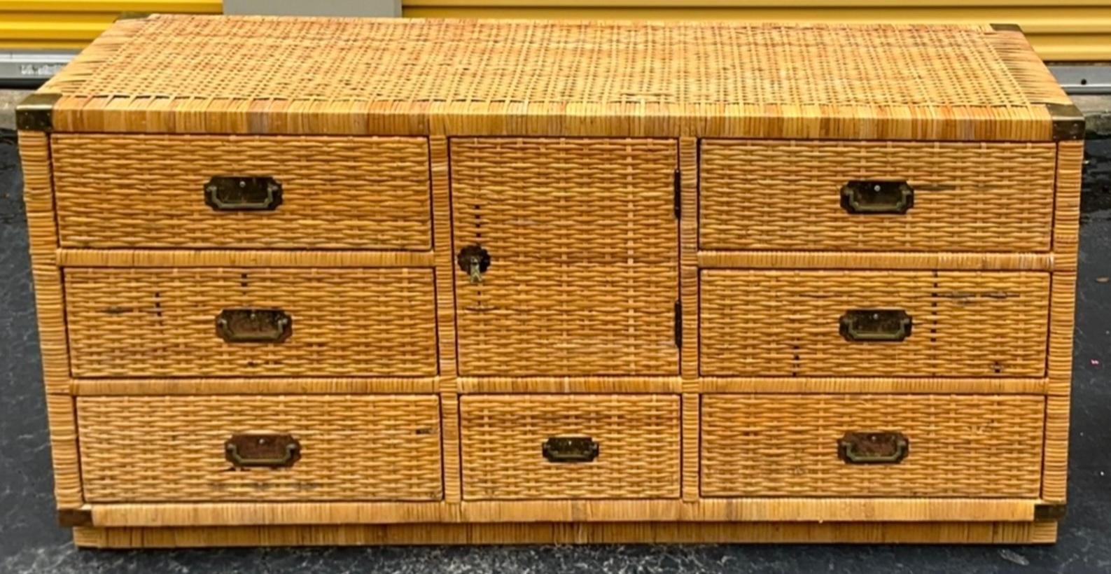 Stile Campaign Cassapanca / Credenza / Cassettone in vimini e ottone di ispirazione bileckiana in vendita