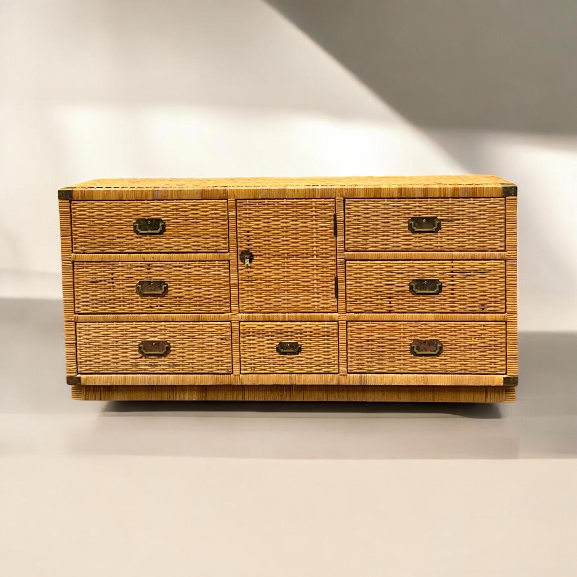 Americano Cassapanca / Credenza / Cassettone in vimini e ottone di ispirazione bileckiana in vendita
