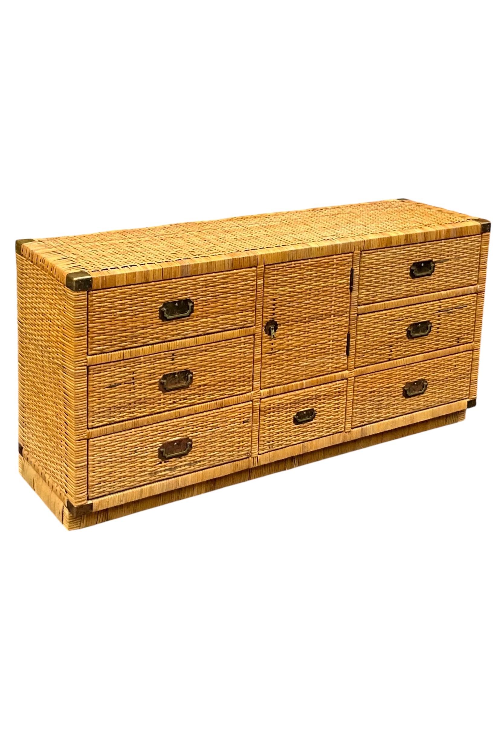 XX secolo Cassapanca / Credenza / Cassettone in vimini e ottone di ispirazione bileckiana in vendita
