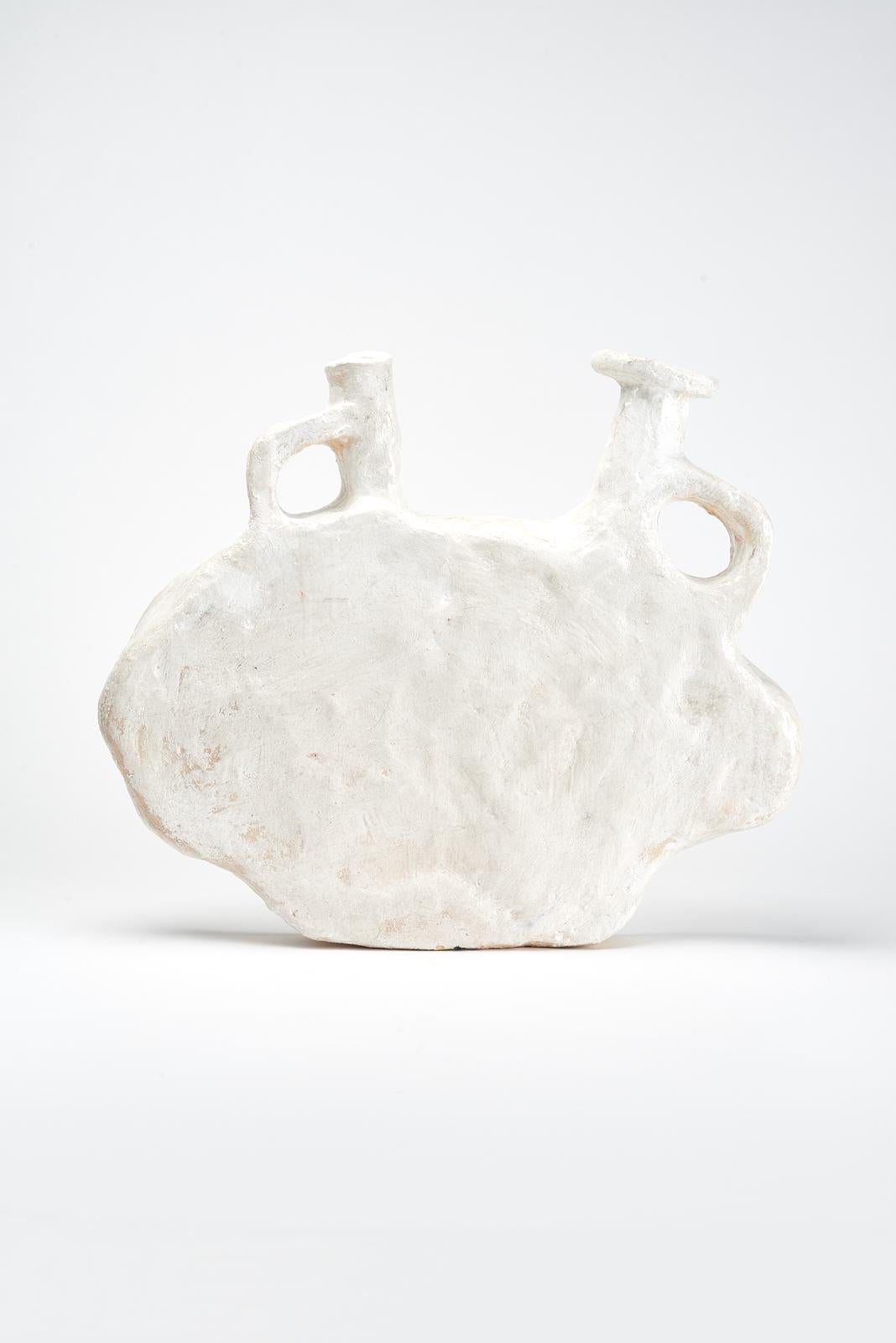 Bili-Vase von Willem Van Hooff.
Abmessungen: B 48 x T 7 x H 38 cm (Die Abmessungen können variieren, da es sich um handgefertigte Stücke handelt, die leichte Größenabweichungen aufweisen können)
MATERIALIEN: Steingut, Keramik, Pigmente und