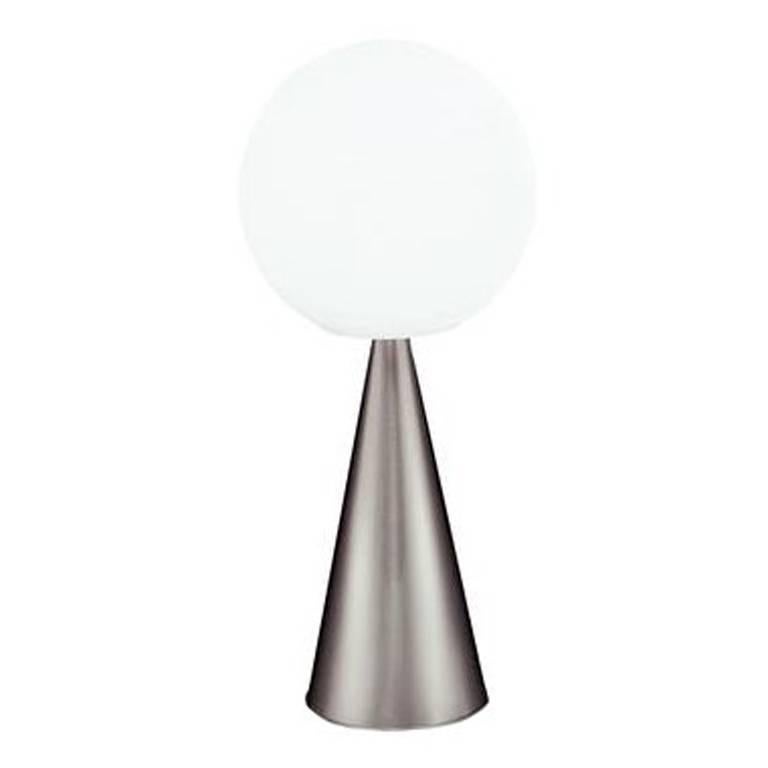 A cone and a sphere: two essential, recognizable geometric shapes. An unpretentious composition, enriched by the extraordinary balance of its proportions and the stylish discretion of non-reflective materials: the diffuser is in frosted blown glass,