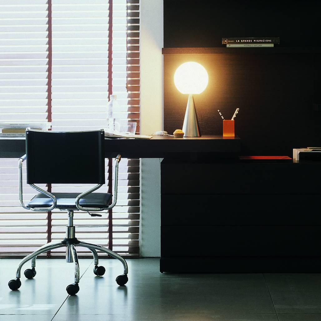 XXIe siècle et contemporain Lampe de bureau Bilia en cuivre brillant conçue par Gio Ponti  en vente
