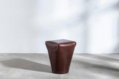 Rivet Hocker II von Bill Amberg, Ziegellederhocker mit handgefertigten Kupfernieten