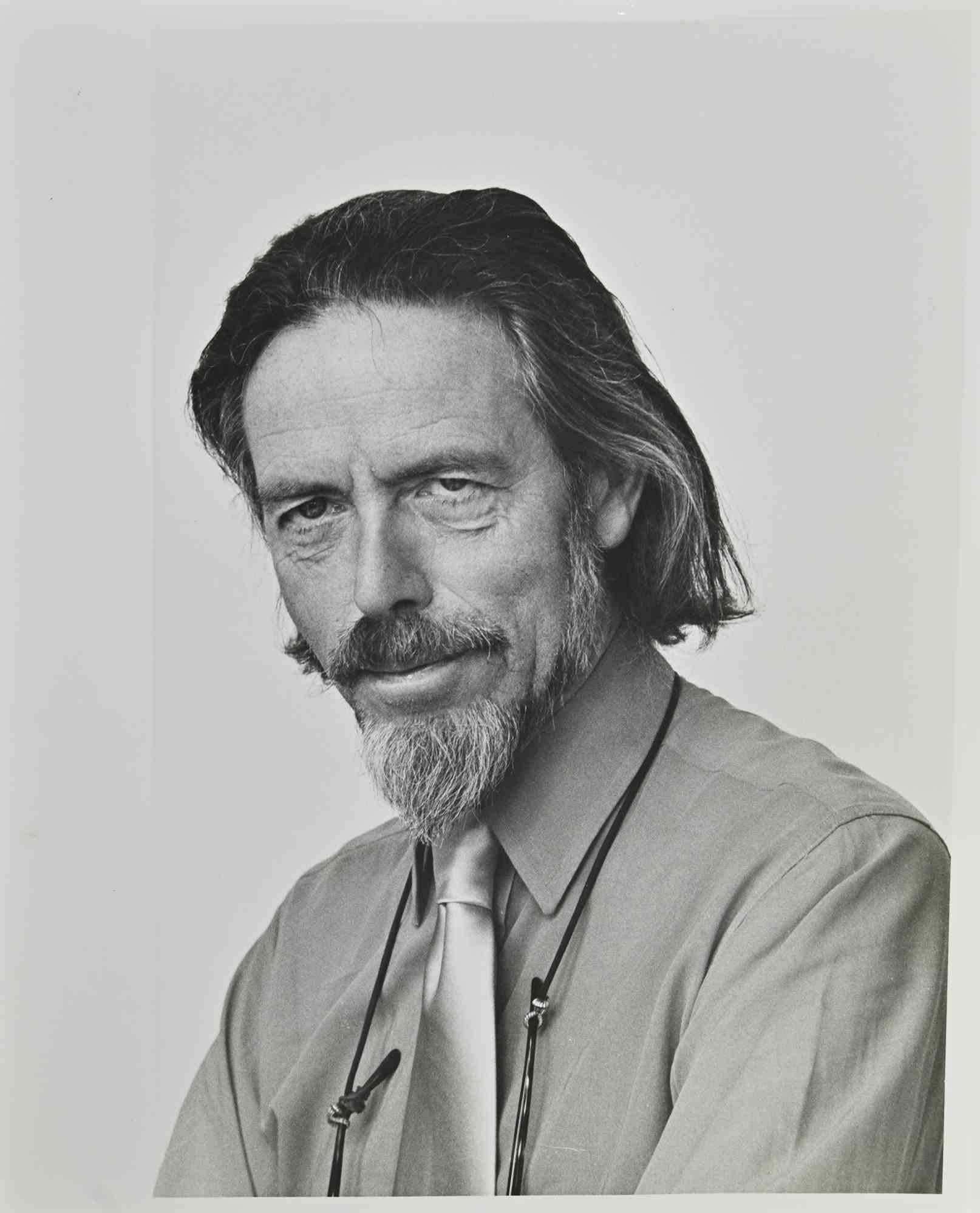 Portrait of Allen Watts - Vintage Photo is a black-and-white photograph by Bill Ansenutt realized in1973

Good conditions.
