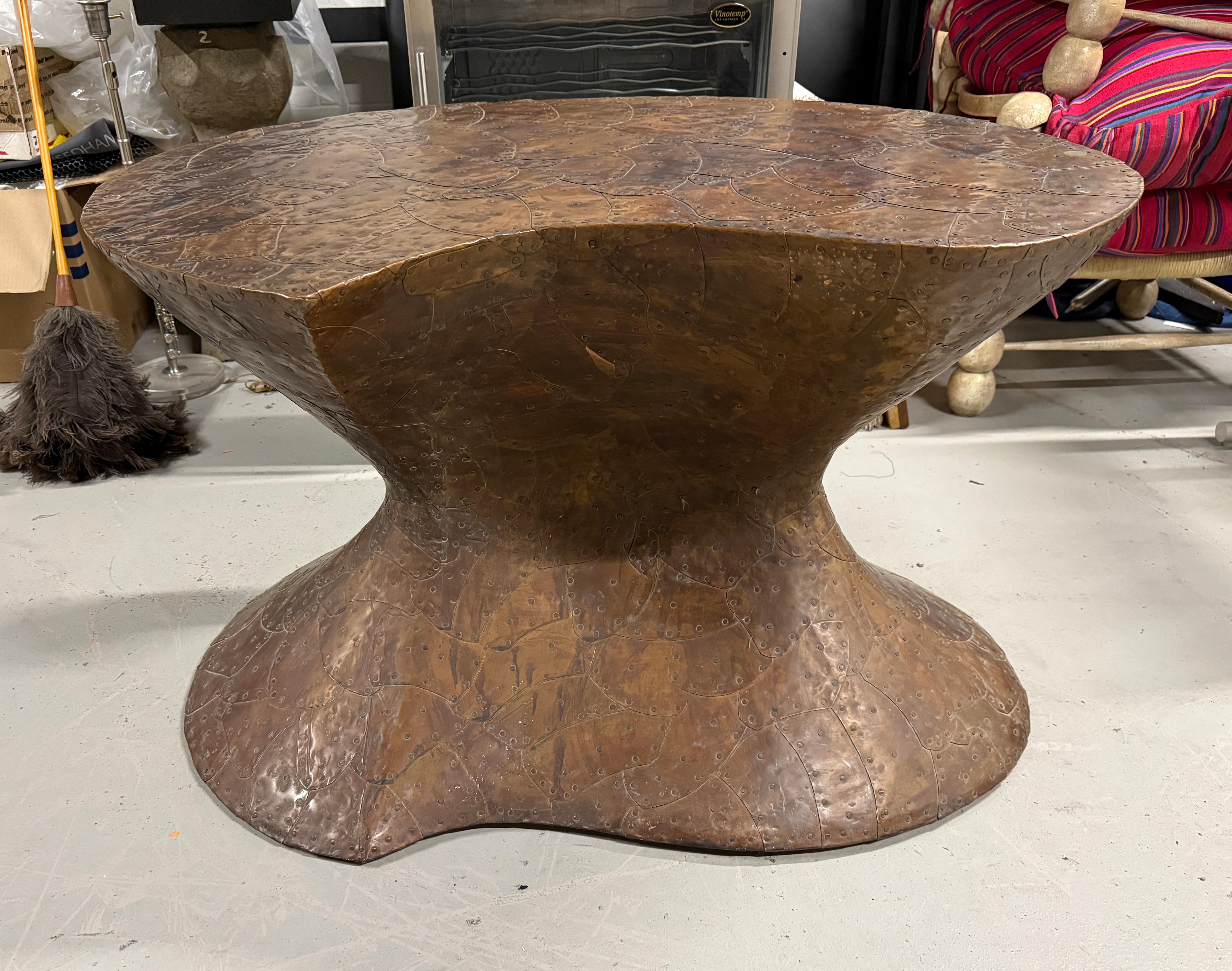 Una elegante mesa escultórica del célebre artista de Palm Springs Bill Anson. La mesa está hecha de madera de cedro y revestida de cobre, con cada pieza martillada a mano. Gran forma orgánica. 
La mesa está en buen estado, con alguna pátina