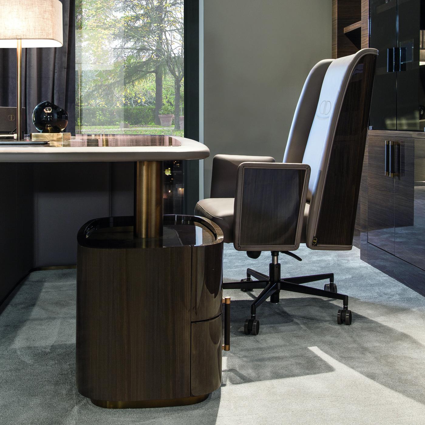 The Bill armchair has been designed with style and character, making it the perfect addition to your office space. The structure is crafted from curved plywood with the exterior covered in a dark walnut veneer in a brushed gloss finish, while the