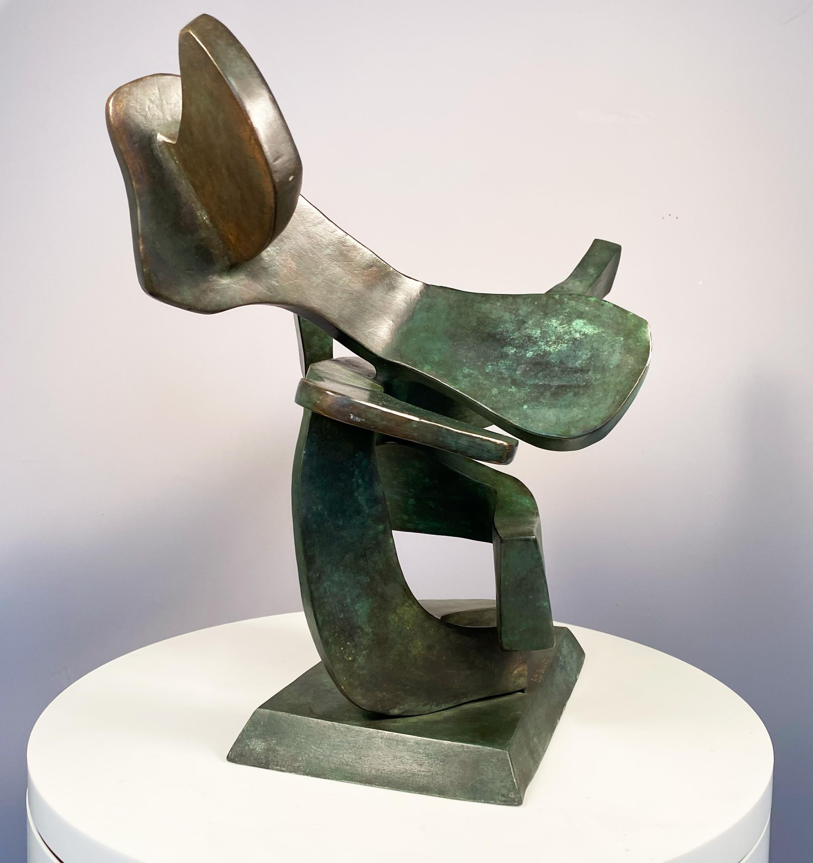Barrett's Flight ist eine mittelgroße Skulptur, die auf einem Tisch, einer Konsole oder einem Couchtisch stehen kann.  Er kann auch auf einem Sockel platziert werden.  Wie sein Titel schon sagt, bringt er Bewegung in den Raum. Erinnert ein wenig an