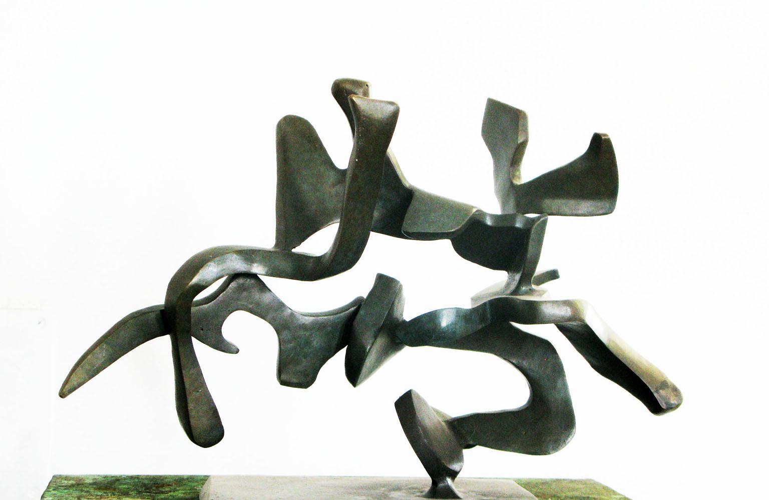 "Desequilibrio perfecto (maqueta)" de Bill Barrett
Bronce fundido

Bill Barrett está considerado una figura central de la segunda generación de escultores estadounidenses del metal y es conocido internacionalmente por sus esculturas abstractas de
