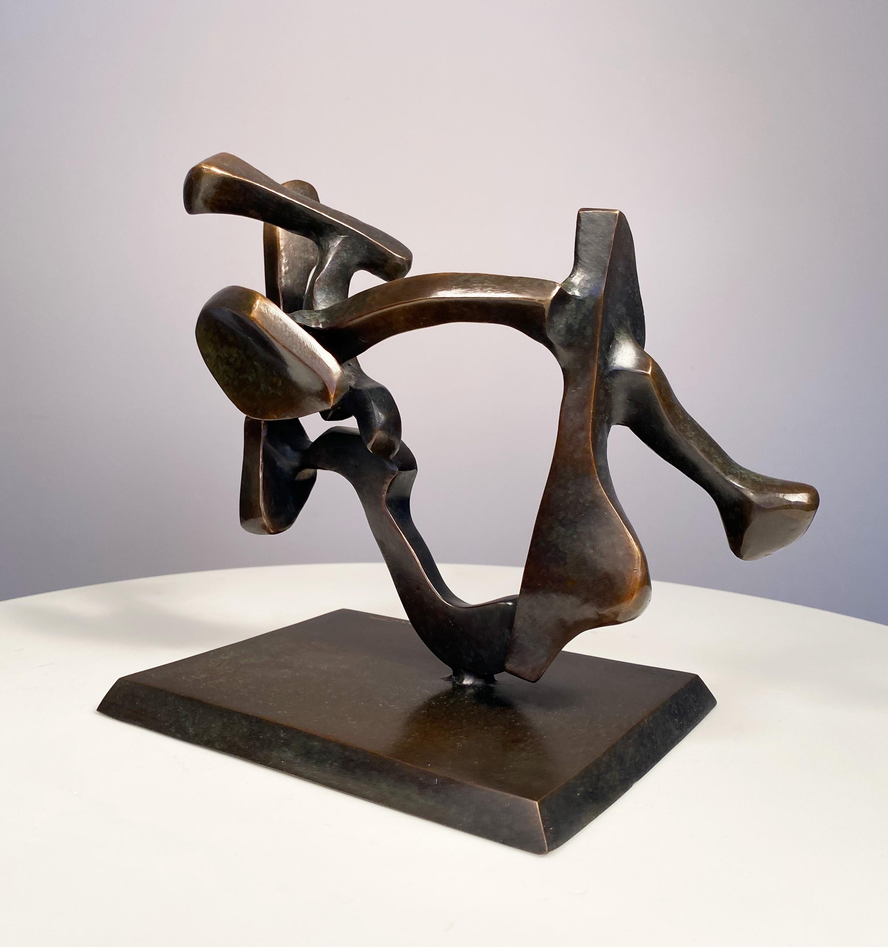 Una gran maqueta pequeña que tiene una forma naturalista que refleja la naturaleza.  Obras como éstas de Bill Barrett gustan desde hace mucho tiempo para adornar estanterías, consolas, mesas de café y mantos.  Barrett, uno de los grandes escultores