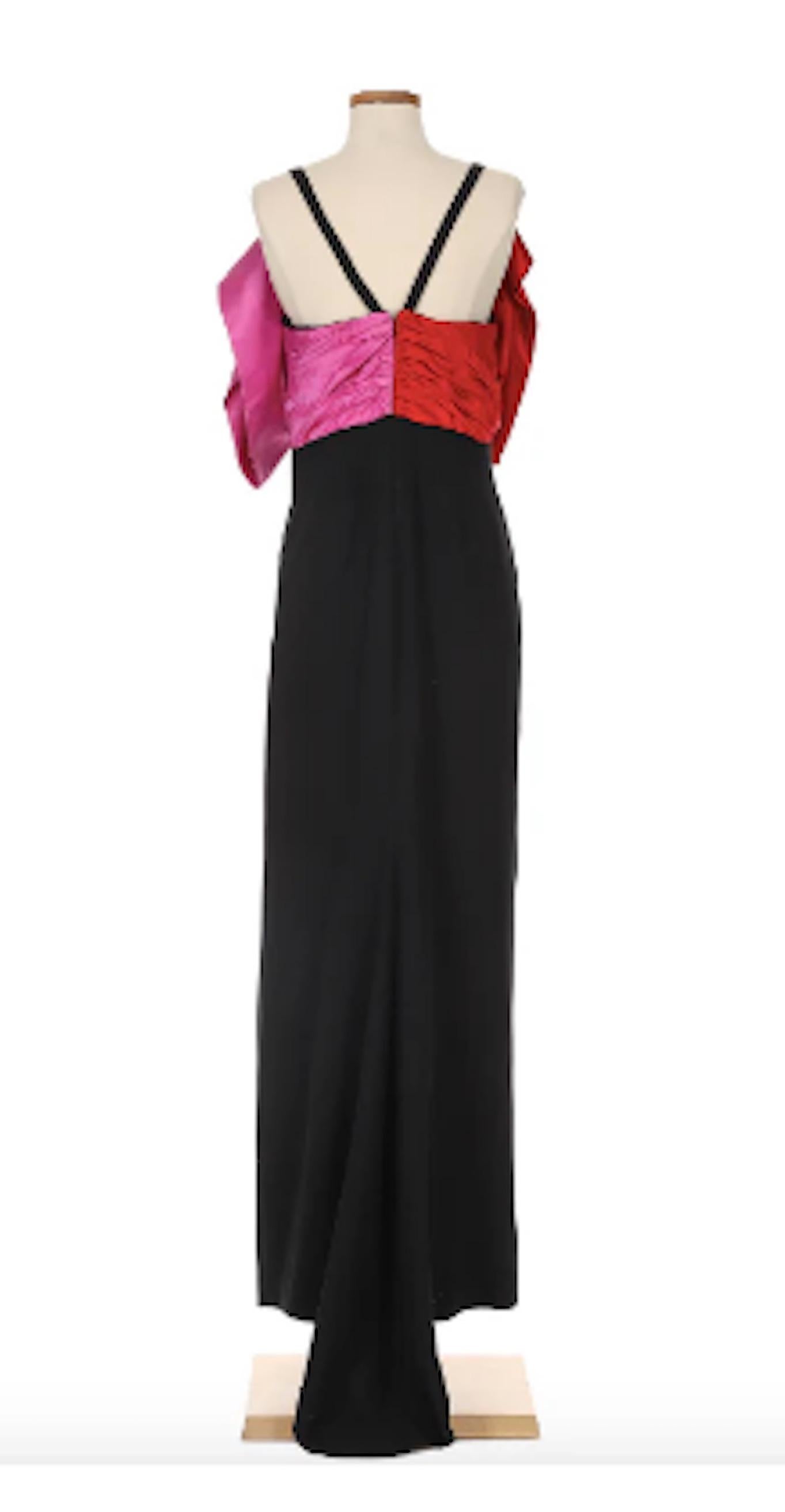 VINTAGE BY

Robe de soirée noire des années 1970 de Bill Blass avec un Billing rose et rouge. Cette robe parle d'elle-même. La simple silhouette noire rehaussée d'un nœud géant rose et rouge crée un fabuleux contraste, qui rappelle les créations