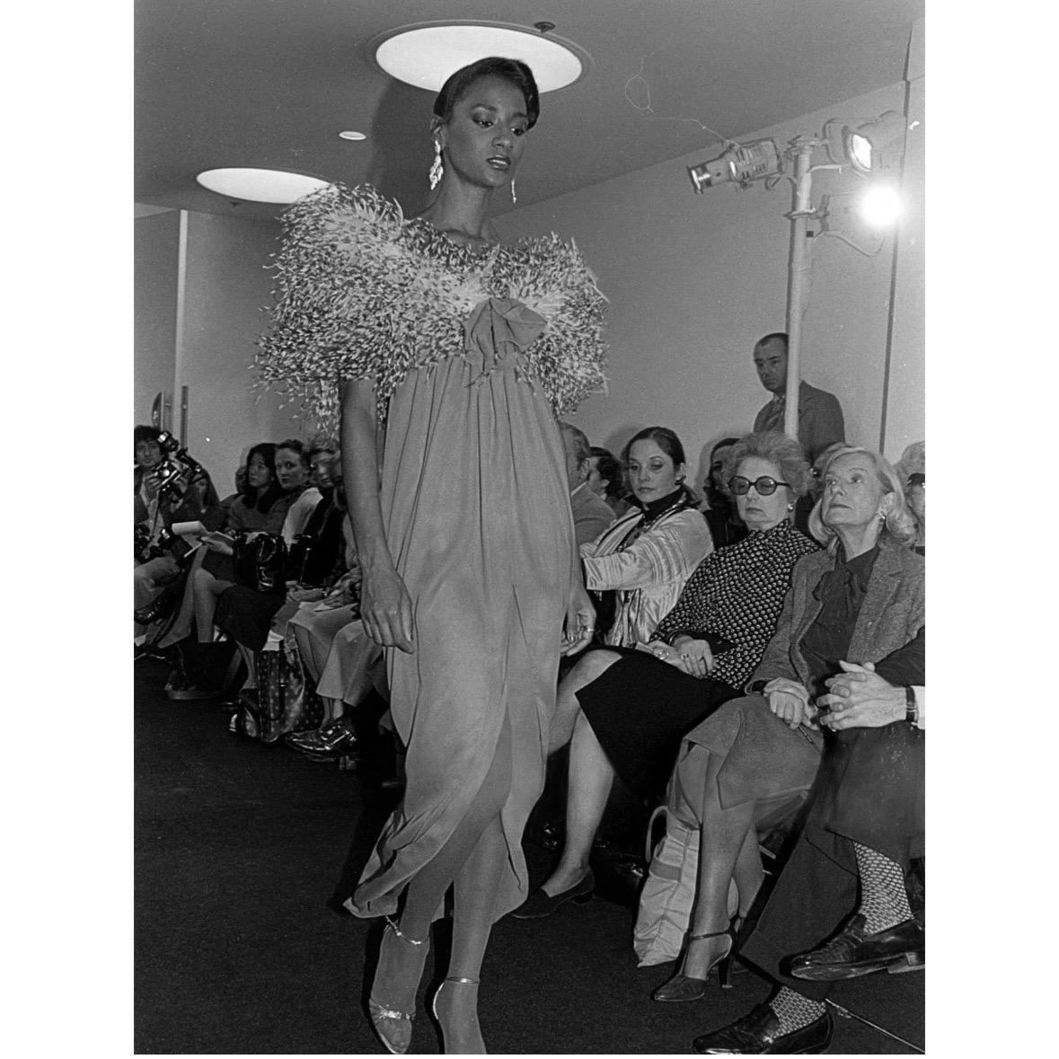 Bill Blass 1979 Beige Silk and Ostrich Feather Slit Evening Dress For Sale 9