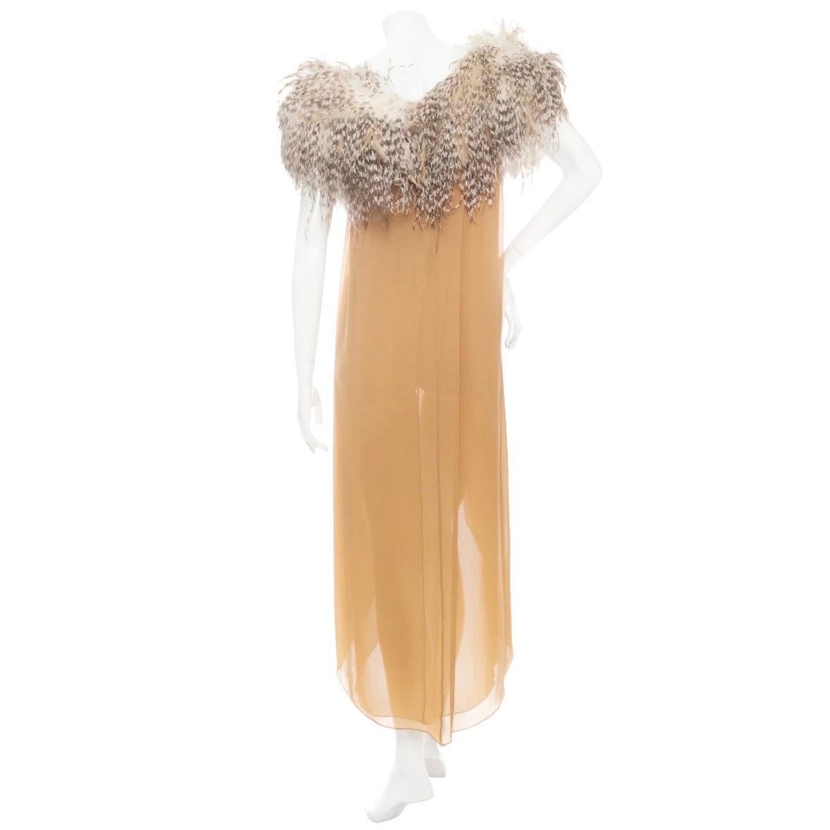 Bill Blass, robe de soirée fendue en soie beige et plumes d'autruche, 1979 Pour femmes en vente