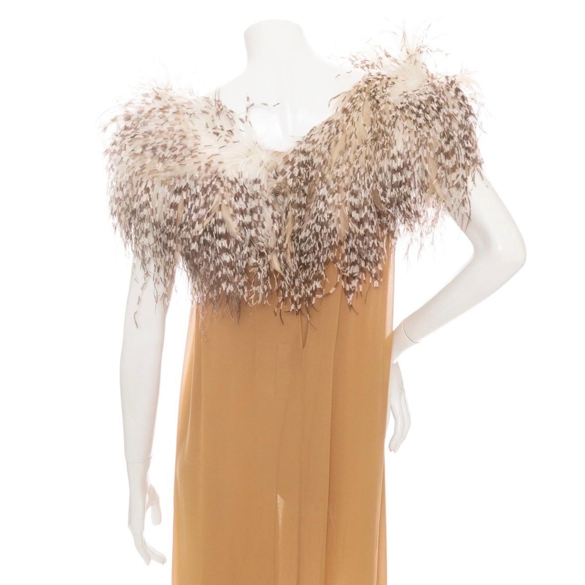 Bill Blass, robe de soirée fendue en soie beige et plumes d'autruche, 1979 en vente 2