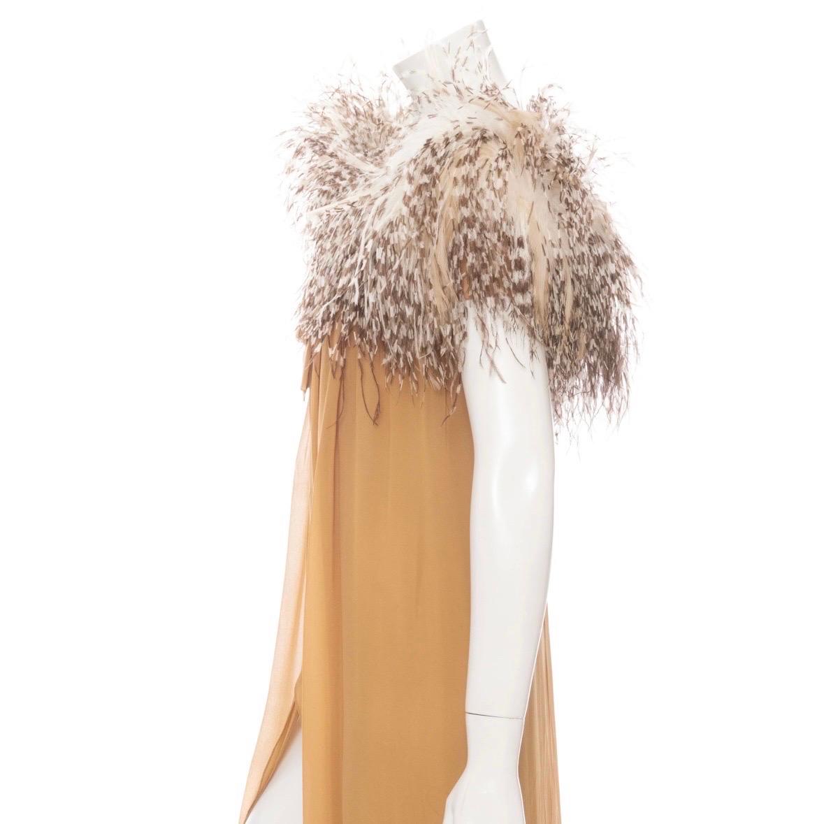 Bill Blass, robe de soirée fendue en soie beige et plumes d'autruche, 1979 en vente 3