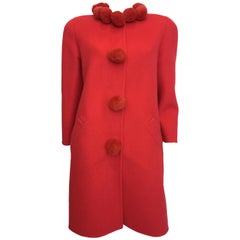 Bill Blass - Manteau en laine rose corail à pompons des années 1980