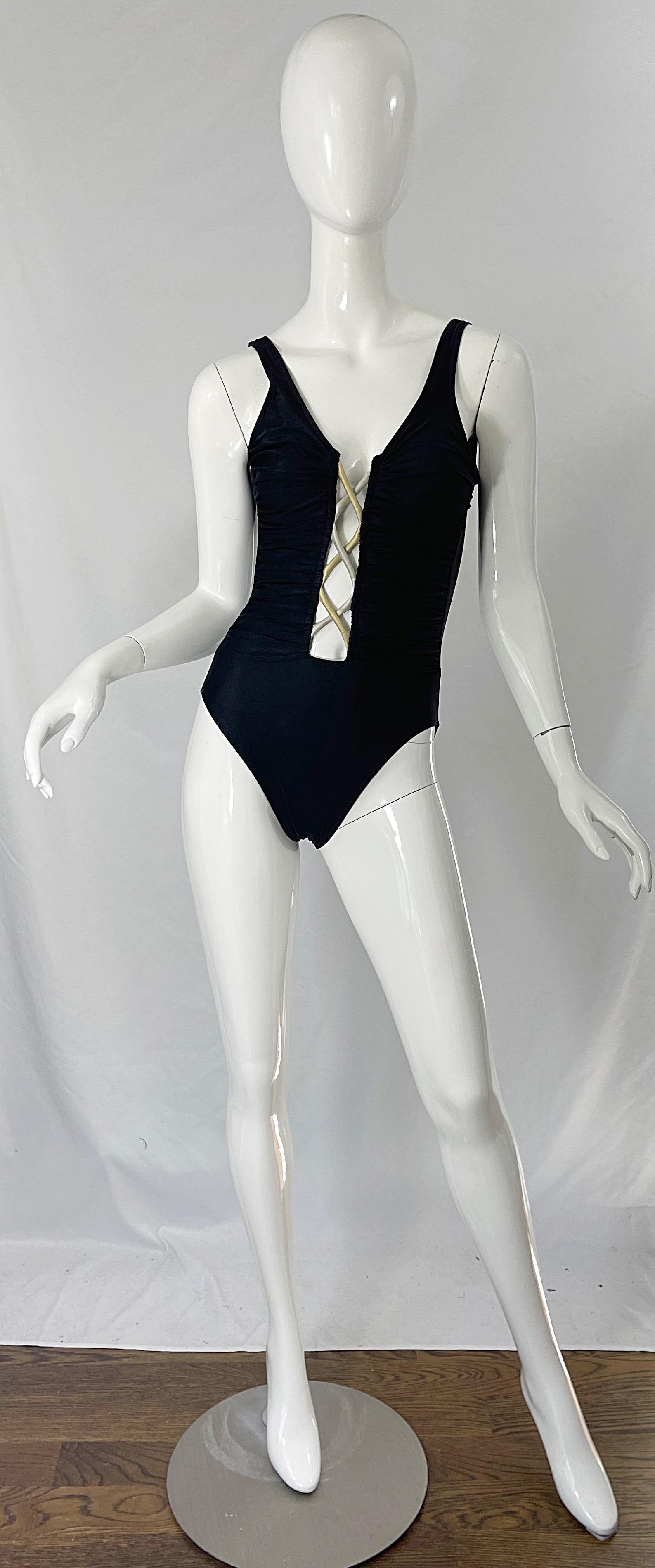 Sexy frühen 90er BILL BLASS ein Stück griechischen Stil Badeanzug oder Bodysuit ! Mit einem gold- und silberfarbenen Seilausschnitt (eine Seite hellgold, die andere silberfarben) in der vorderen Mitte. Gibt genau die richtige Menge an Haut frei.