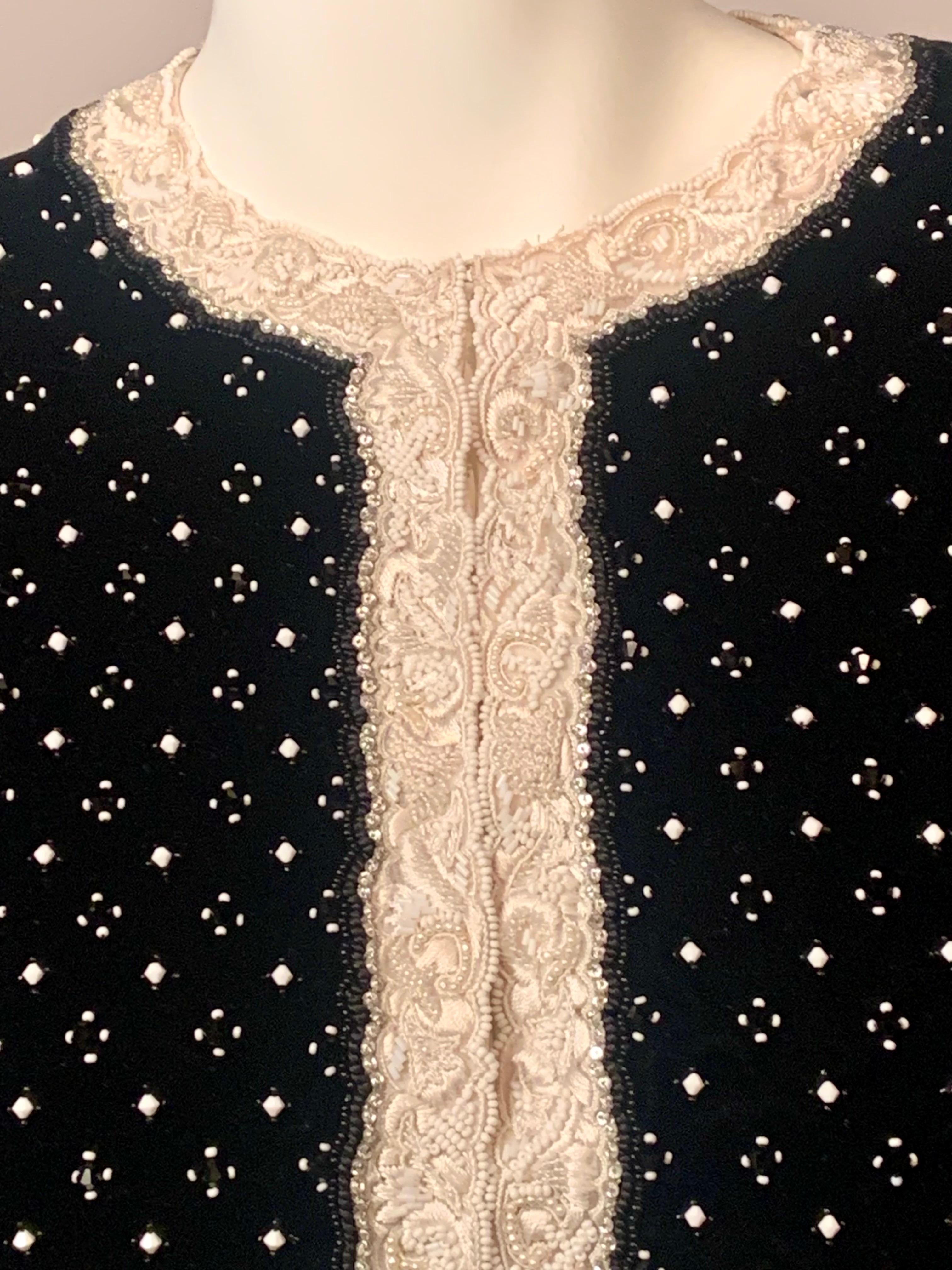  Bill Blass ha disegnato questa bellissima giacca di velluto nero con perline e i dettagli sono semplicemente incredibili!  Il corpo della giacca è ricoperto da file alternate di perline bianche circondate da perline nere e poi da file di perline