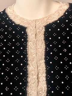 Bill Blass Veste en velours noir ornée de perles et bordée de perles blanc pur