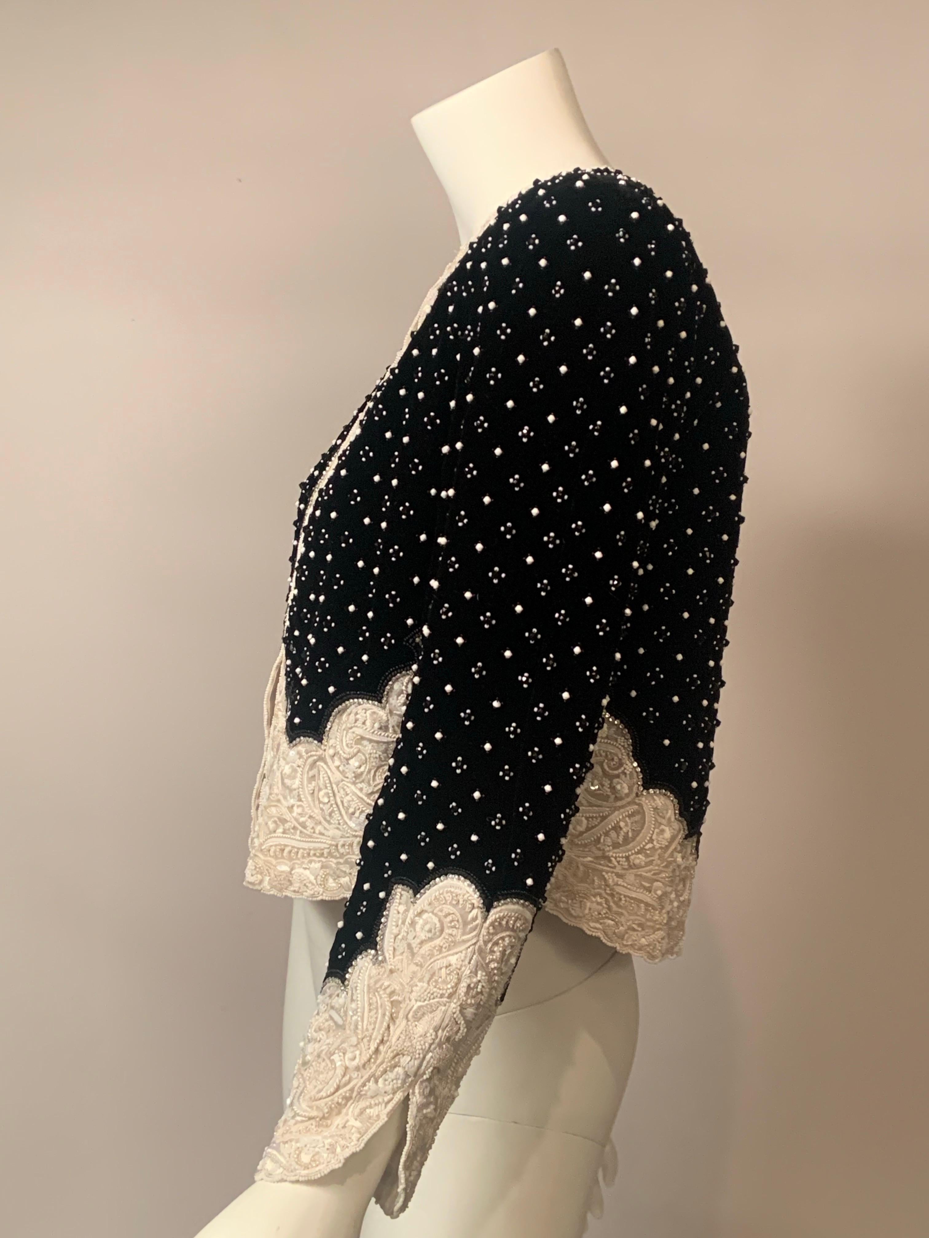 Giacca in velluto nero con perline Bill Blass con finiture in perline bianche in vendita 1