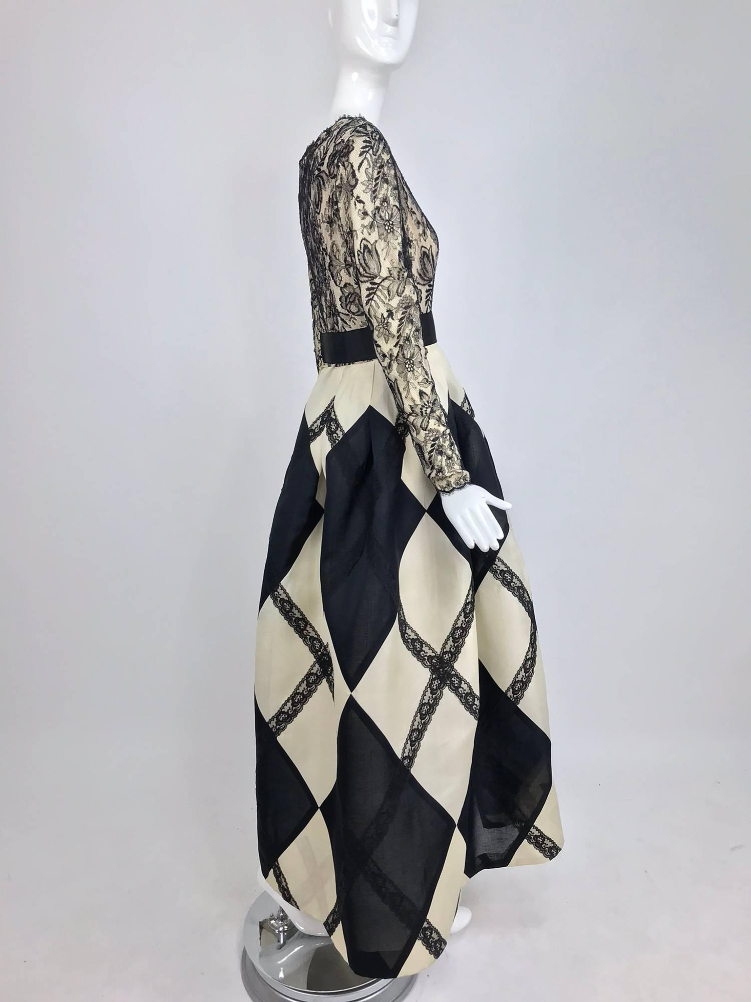 Bill Blass black and off white Harlequin gown, 1994 In Excellent Condition In West Palm Beach, FL