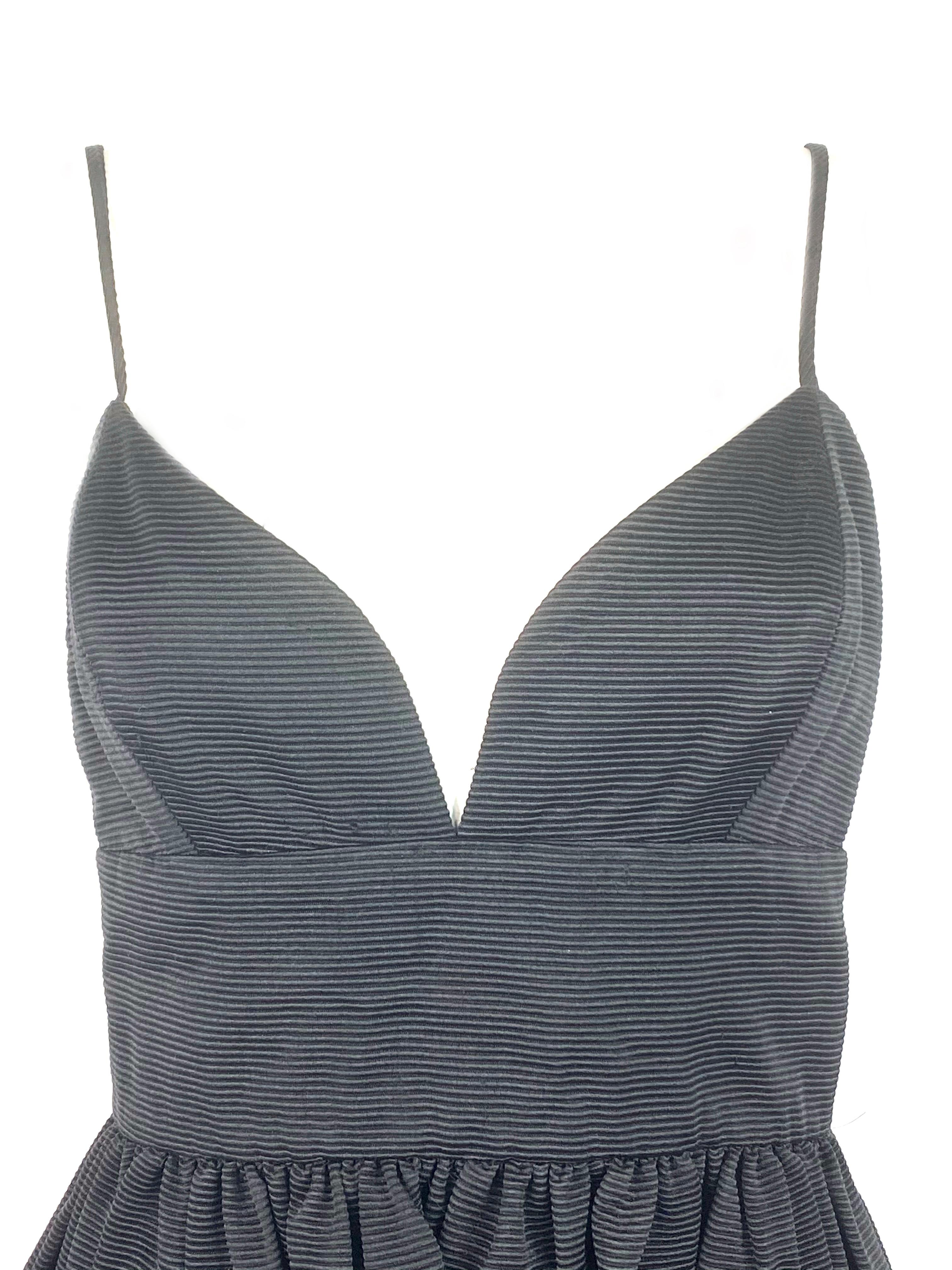 Bill Blass - Robe babydoll noire

Détails du produit :
Motif texturé à rayures noires
Les bretelles spaghetti mesurent 6 pouces à l'avant et 10,5 pouces à l'arrière  
Une poche de chaque côté
Fermeture arrière à crochets et à glissière
Longueur midi