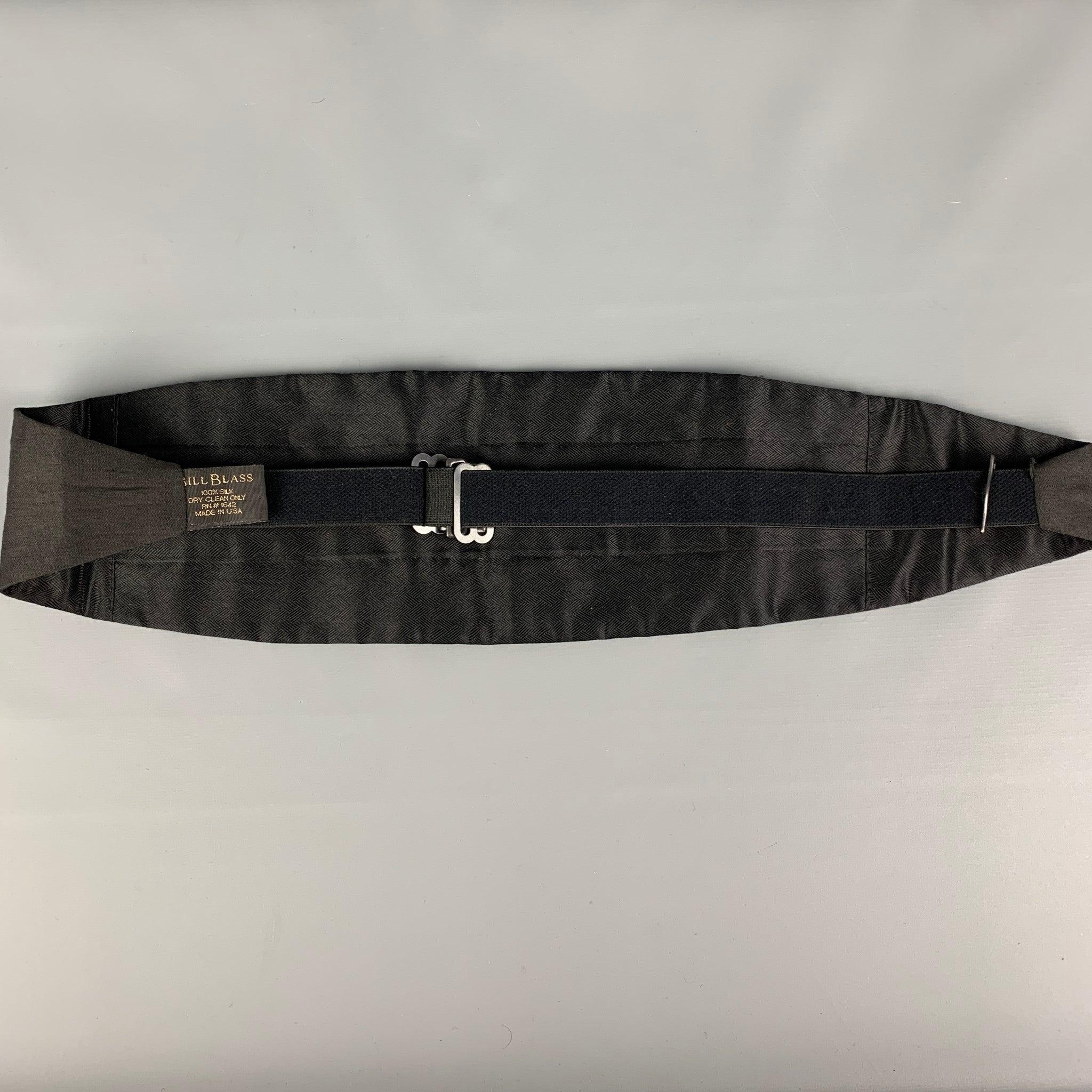 BILL BLASS
 cummerbund comes in a black silk material featuring a buckle closure. Made in USA.Very Good Pre-Owned Condition. 
 

 Measurements: 
  Height: 5 inches Length: 40.5 inches 
  
  
  
 Sui Generis Reference: 118686
 Category: Cummerbund
