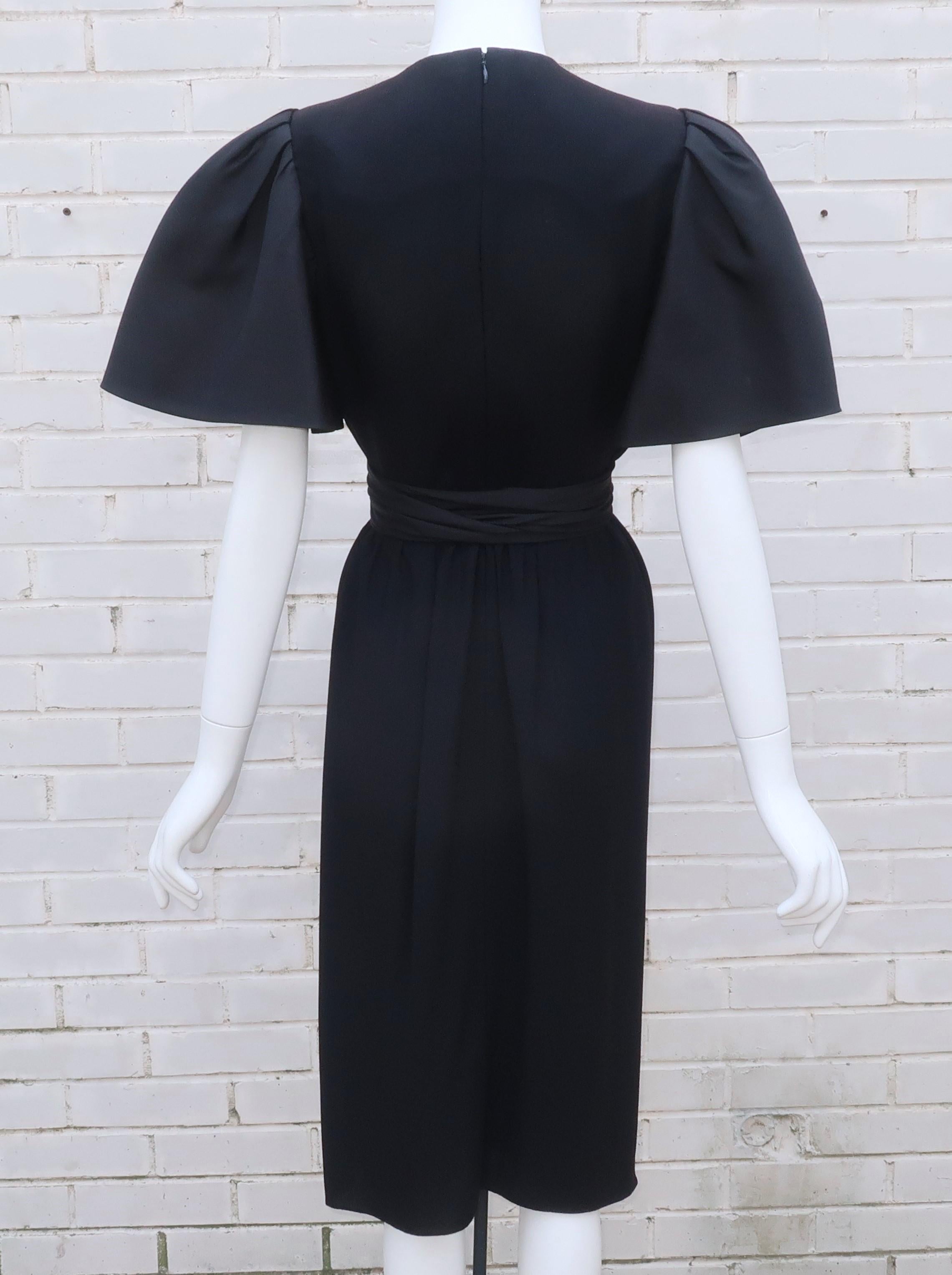 BILL BLASS Vestido de seda negra con mangas de faille y fajín, C.1980 en venta 6