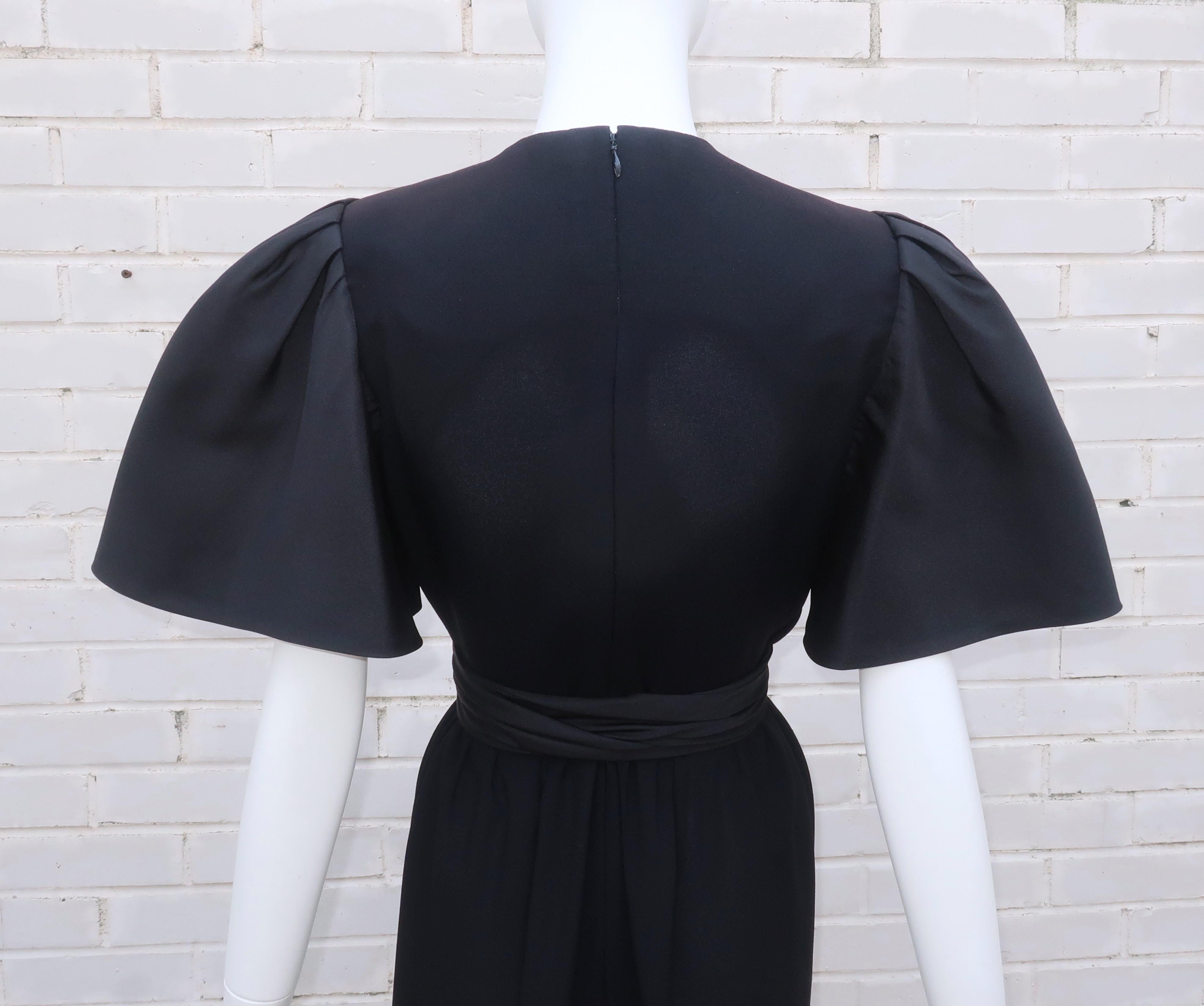 BILL BLASS Vestido de seda negra con mangas de faille y fajín, C.1980 en venta 7