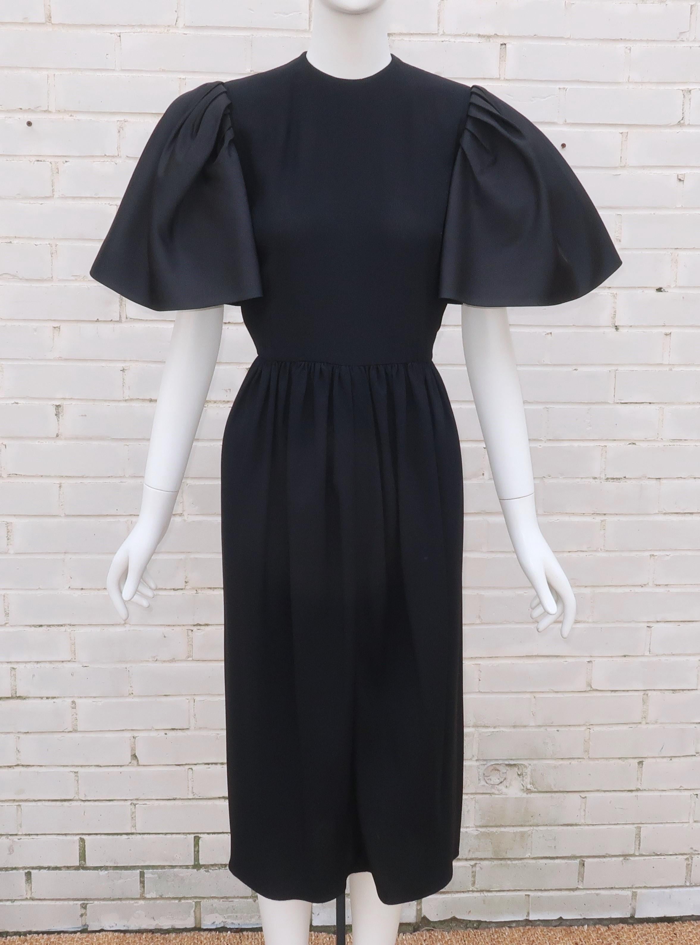 BILL BLASS Vestido de seda negra con mangas de faille y fajín, C.1980 en venta 8