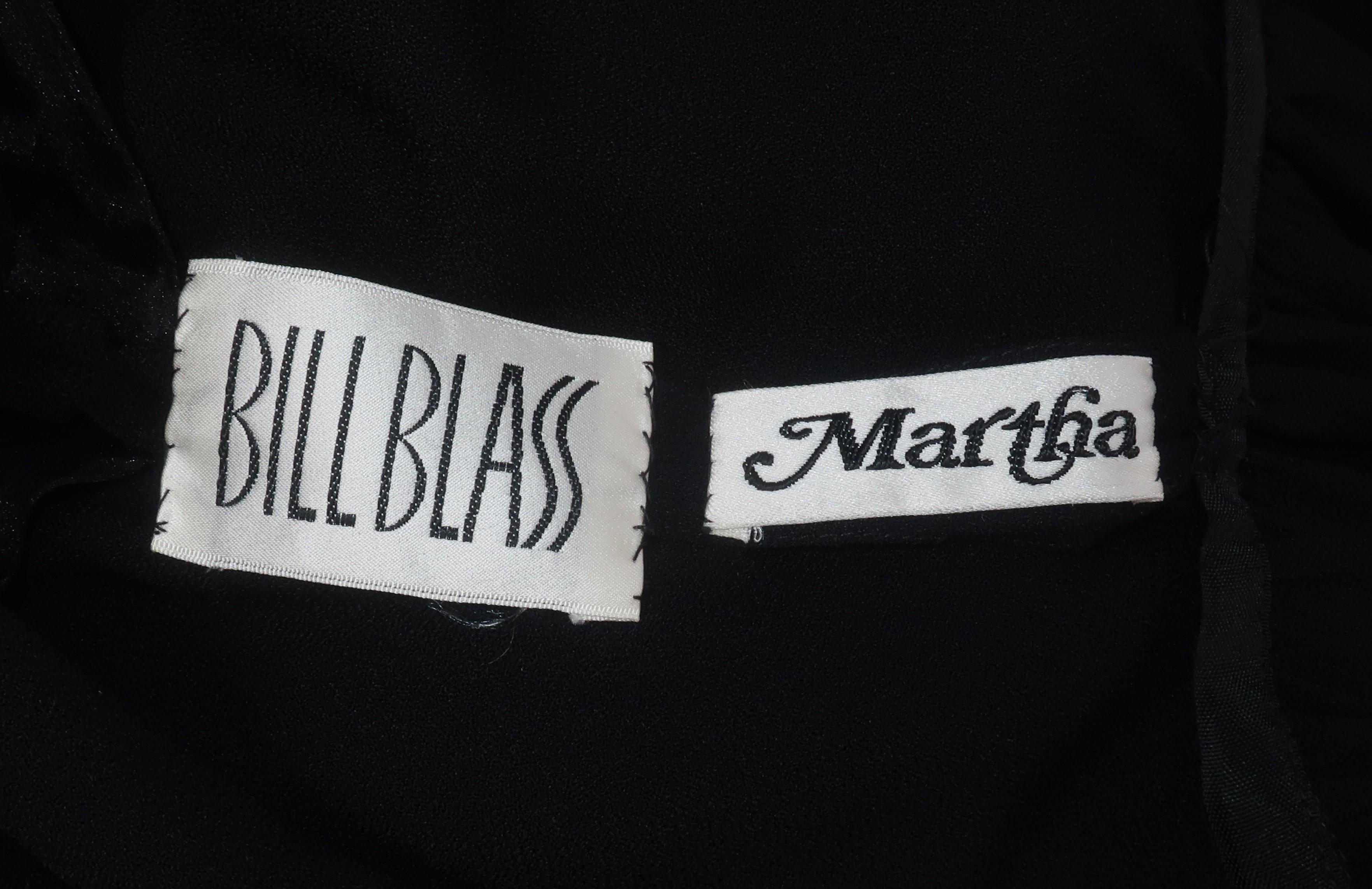 BILL BLASS Vestido de seda negra con mangas de faille y fajín, C.1980 en venta 9