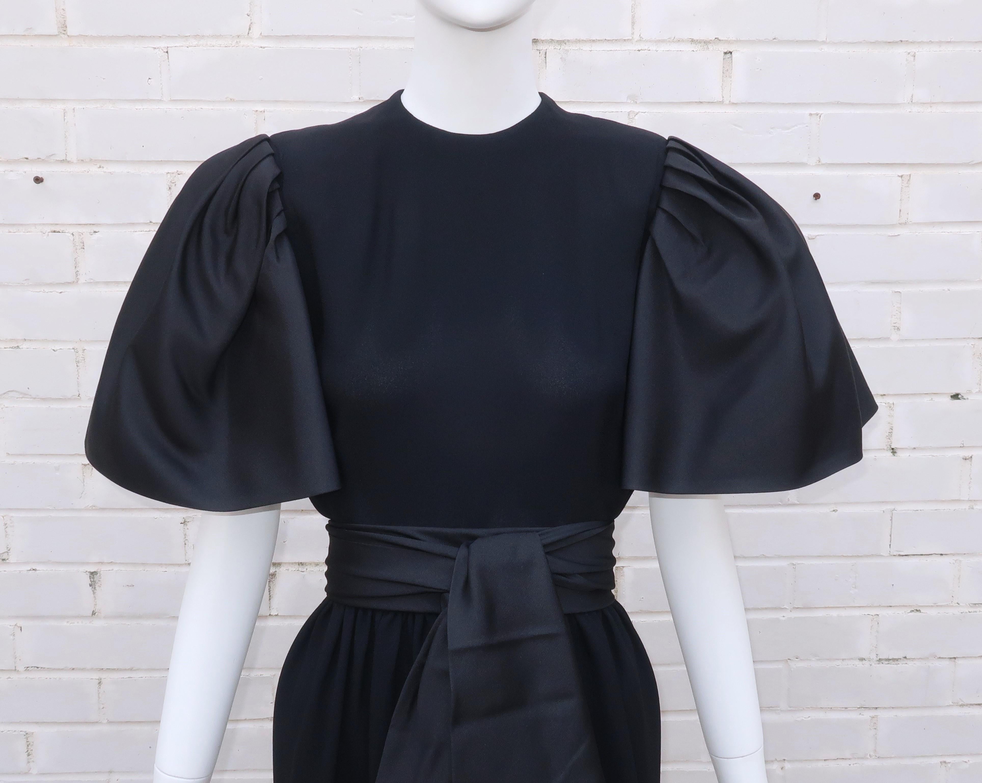 El vestidito negro... ¿¡o deberíamos llamarlo 'El vestidito Blass'!?  C.1980 Vestido Bill Blass de seda negra con mangas dramáticas y fajín estilo faja.  Este vestido está cargado de una actitud chic y una encantadora estética lady.  Ambas