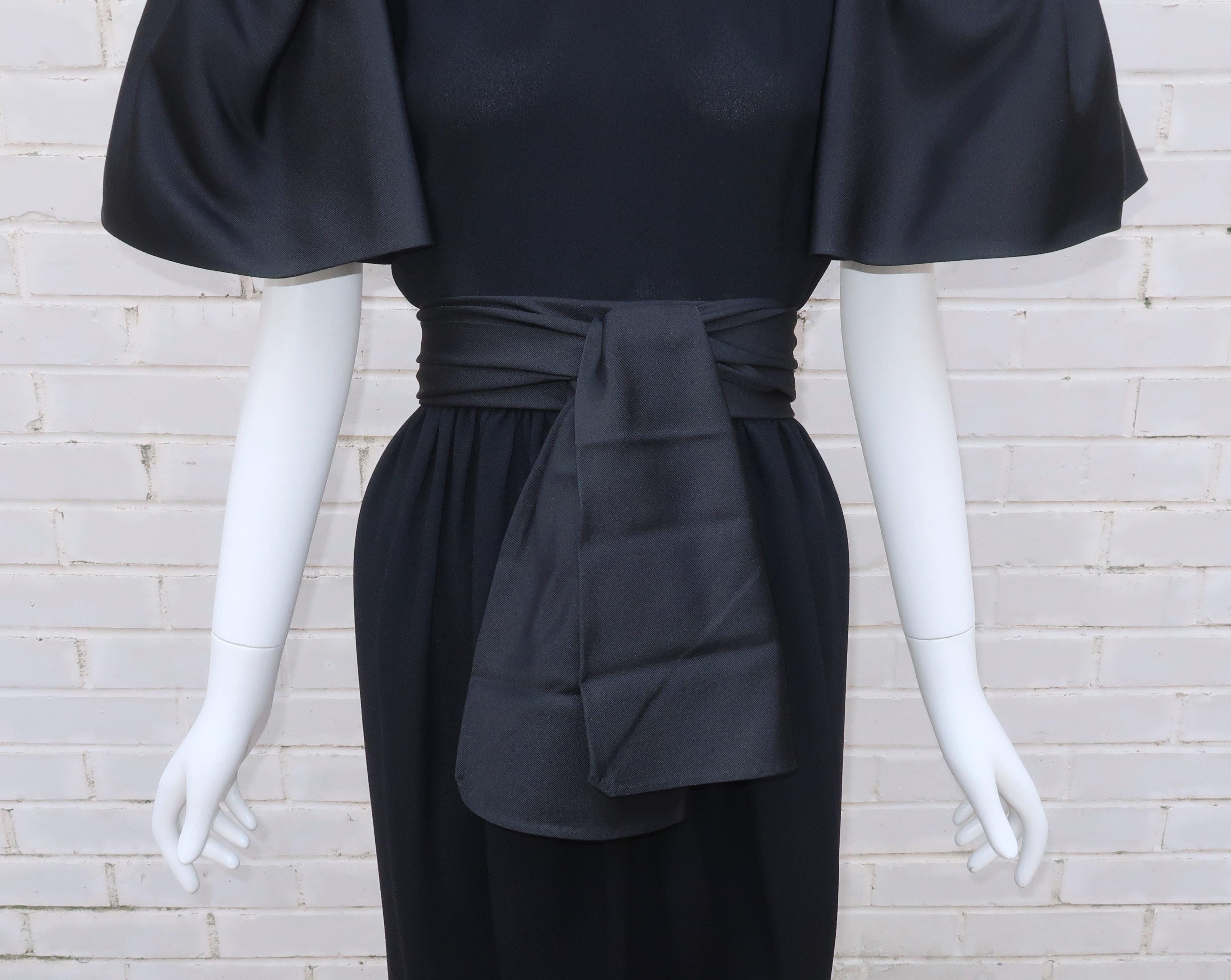 BILL BLASS Vestido de seda negra con mangas de faille y fajín, C.1980 Negro en venta