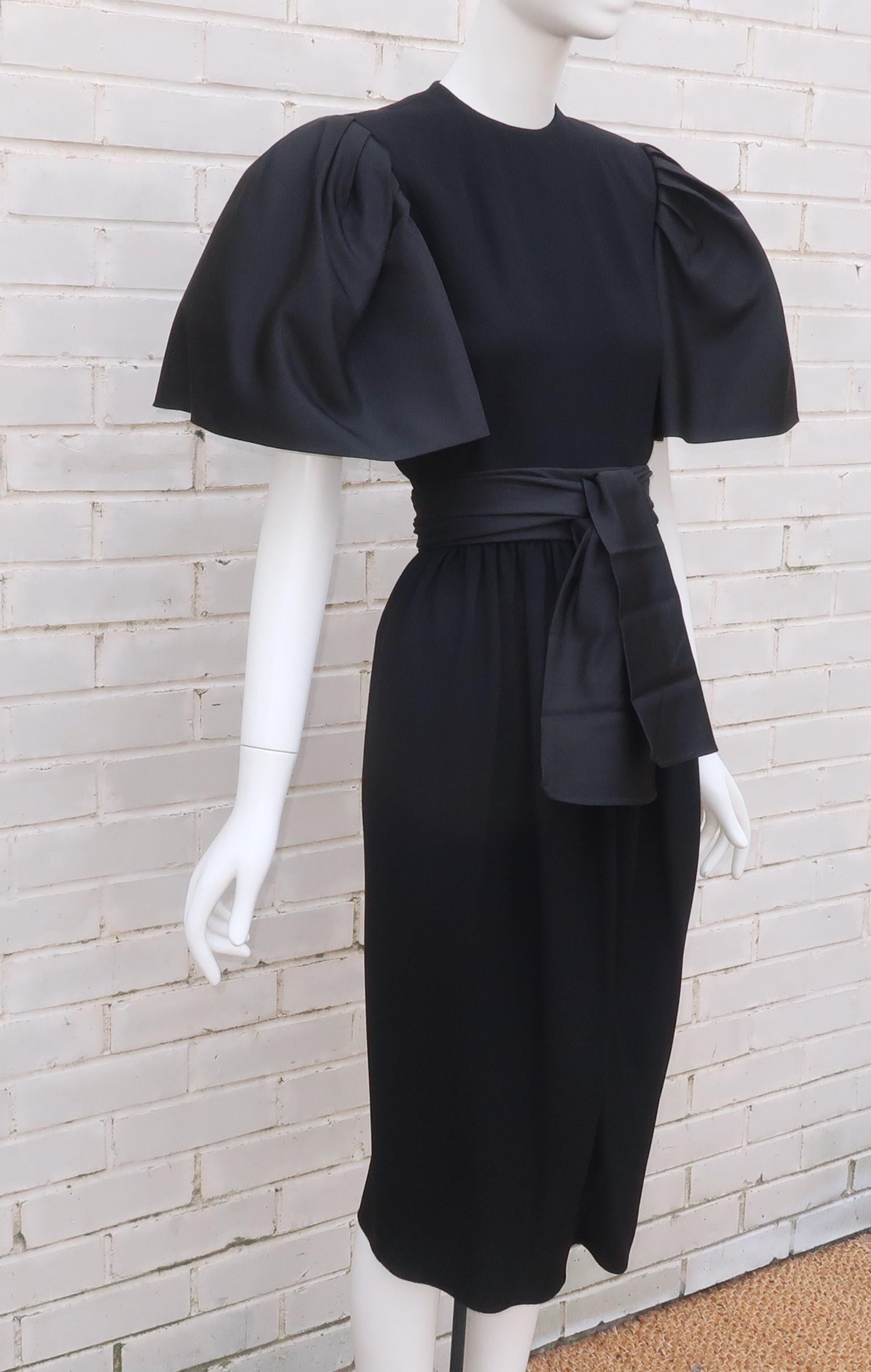 BILL BLASS Vestido de seda negra con mangas de faille y fajín, C.1980 en Bueno estado para la venta en Atlanta, GA
